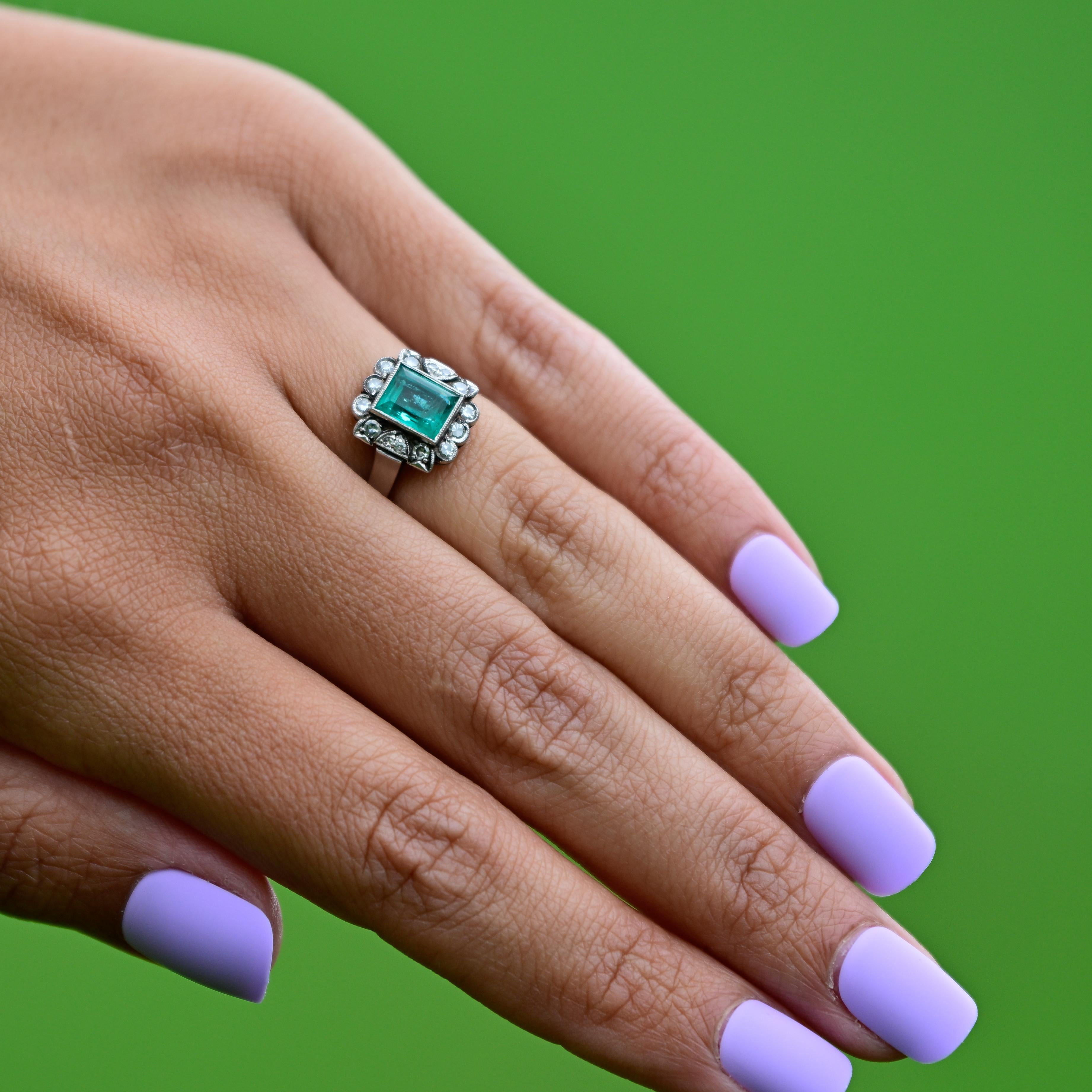 Art Deco Ring aus Platin mit natürlichem Smaragd und Diamant in Lünette 1