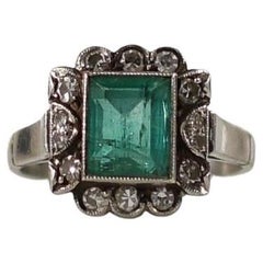 Art Deco Ring aus Platin mit natürlichem Smaragd und Diamant in Lünette
