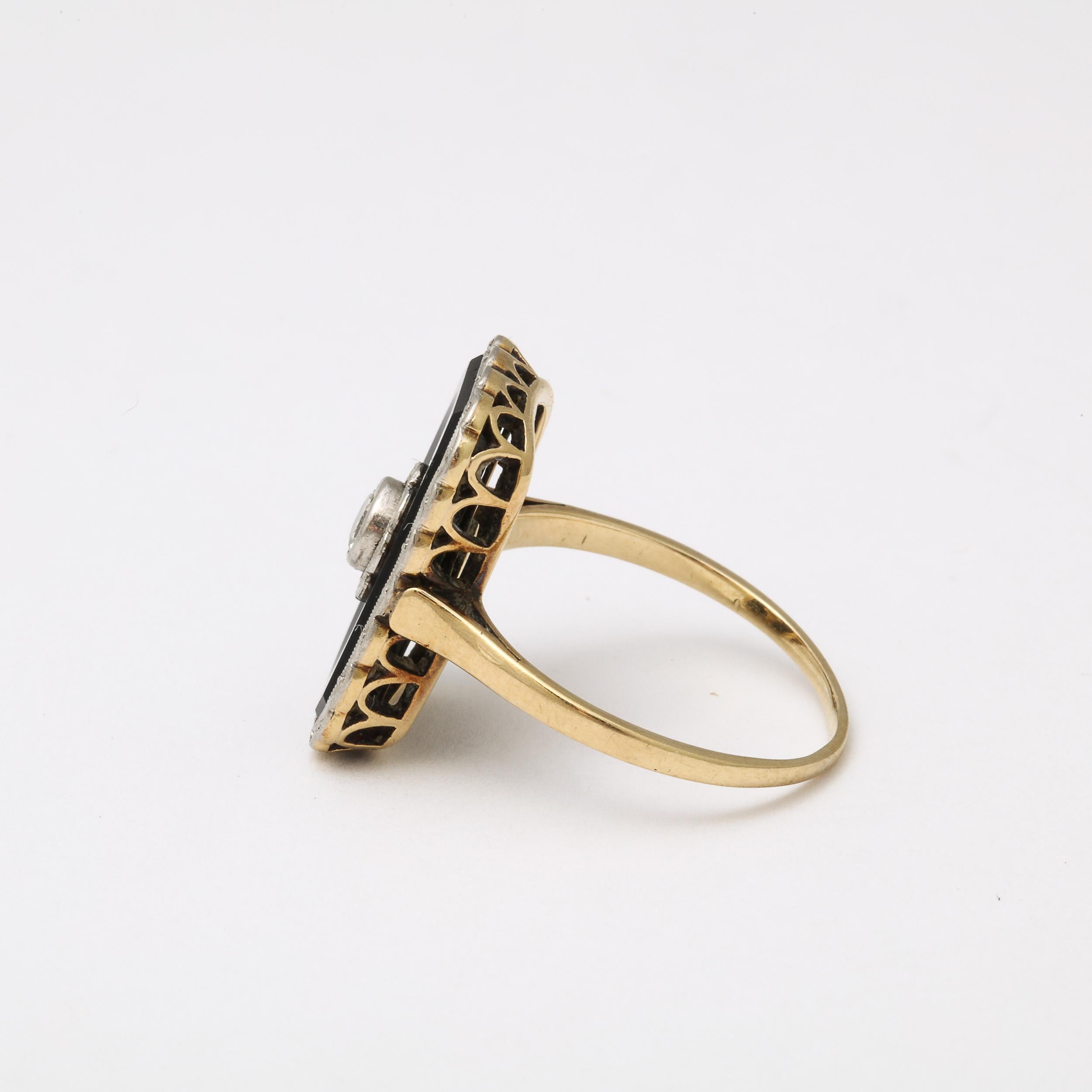 Art Deco Ring aus zweifarbigem Gold, schwarzem Onyx und Diamanten (Alteuropäischer Schliff) im Angebot