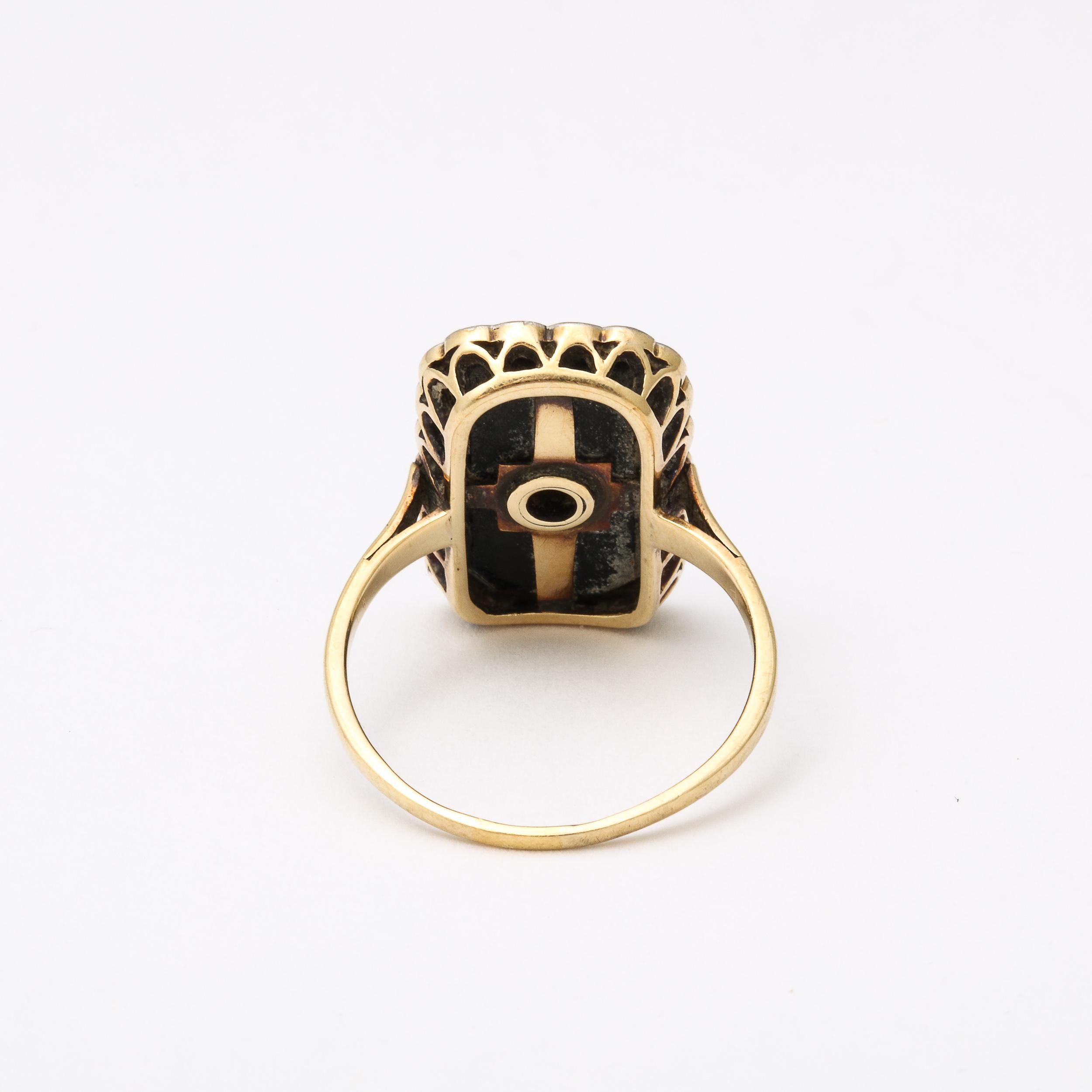 Art Deco Ring aus zweifarbigem Gold, schwarzem Onyx und Diamanten im Zustand „Gut“ im Angebot in New York, NY