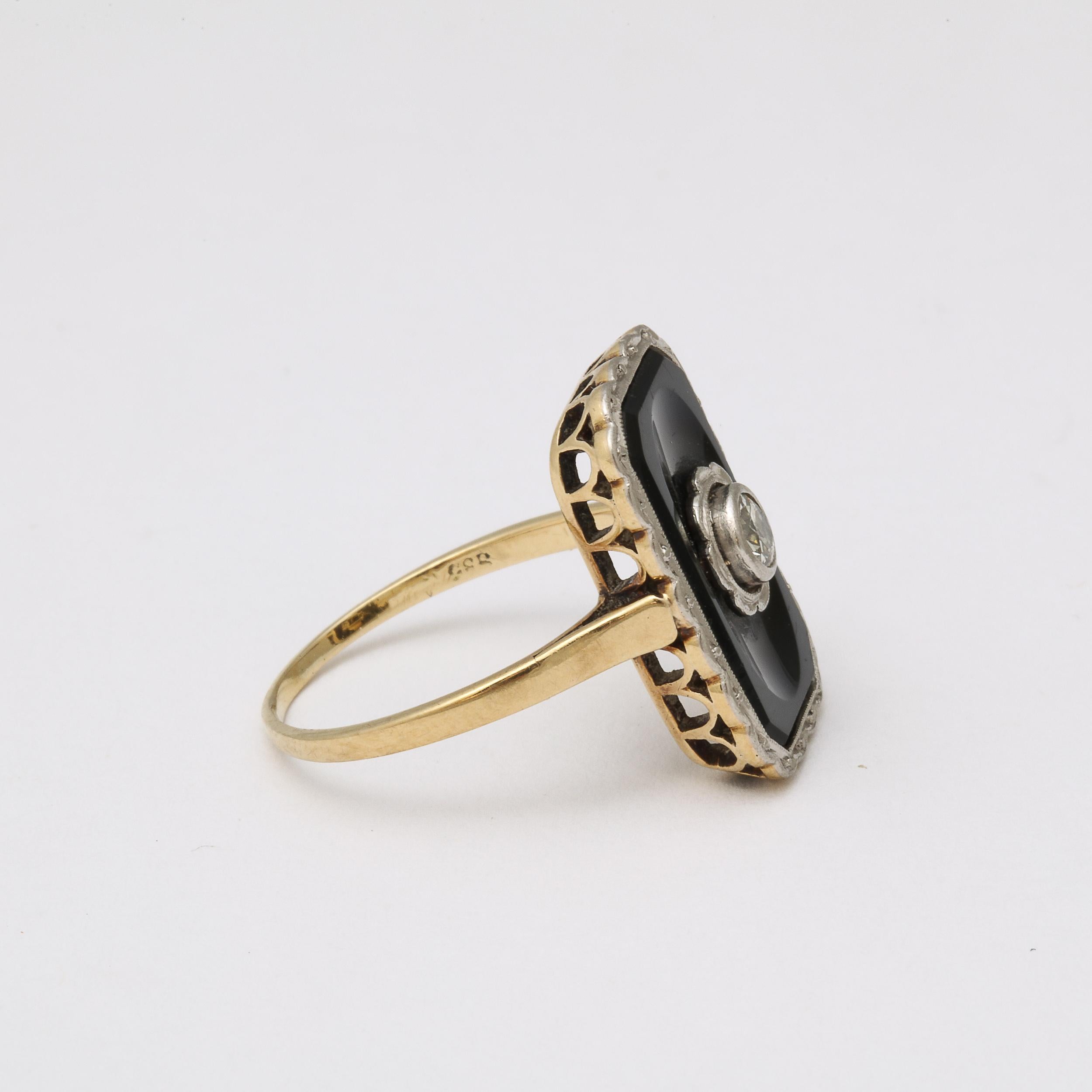 Art Deco Ring aus zweifarbigem Gold, schwarzem Onyx und Diamanten für Damen oder Herren im Angebot