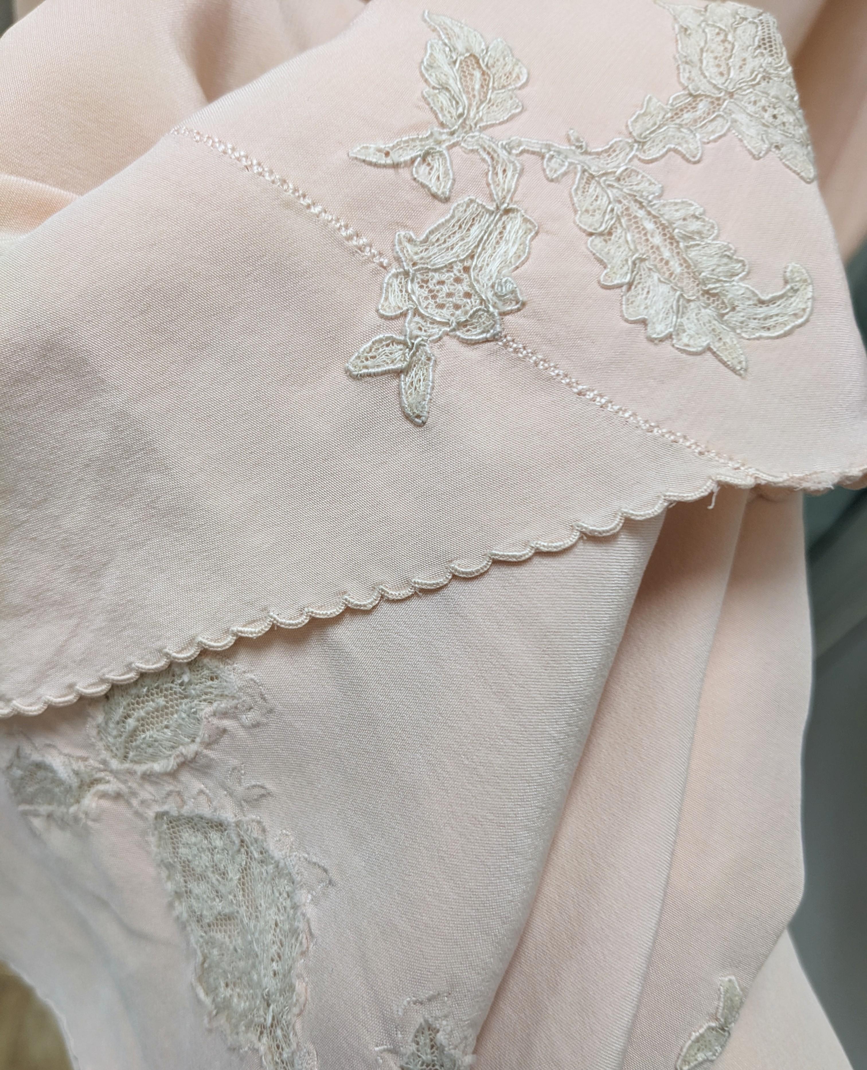 Abito Art Deco in sbieco in crepe di seta, tulle e pizzo in vendita 9