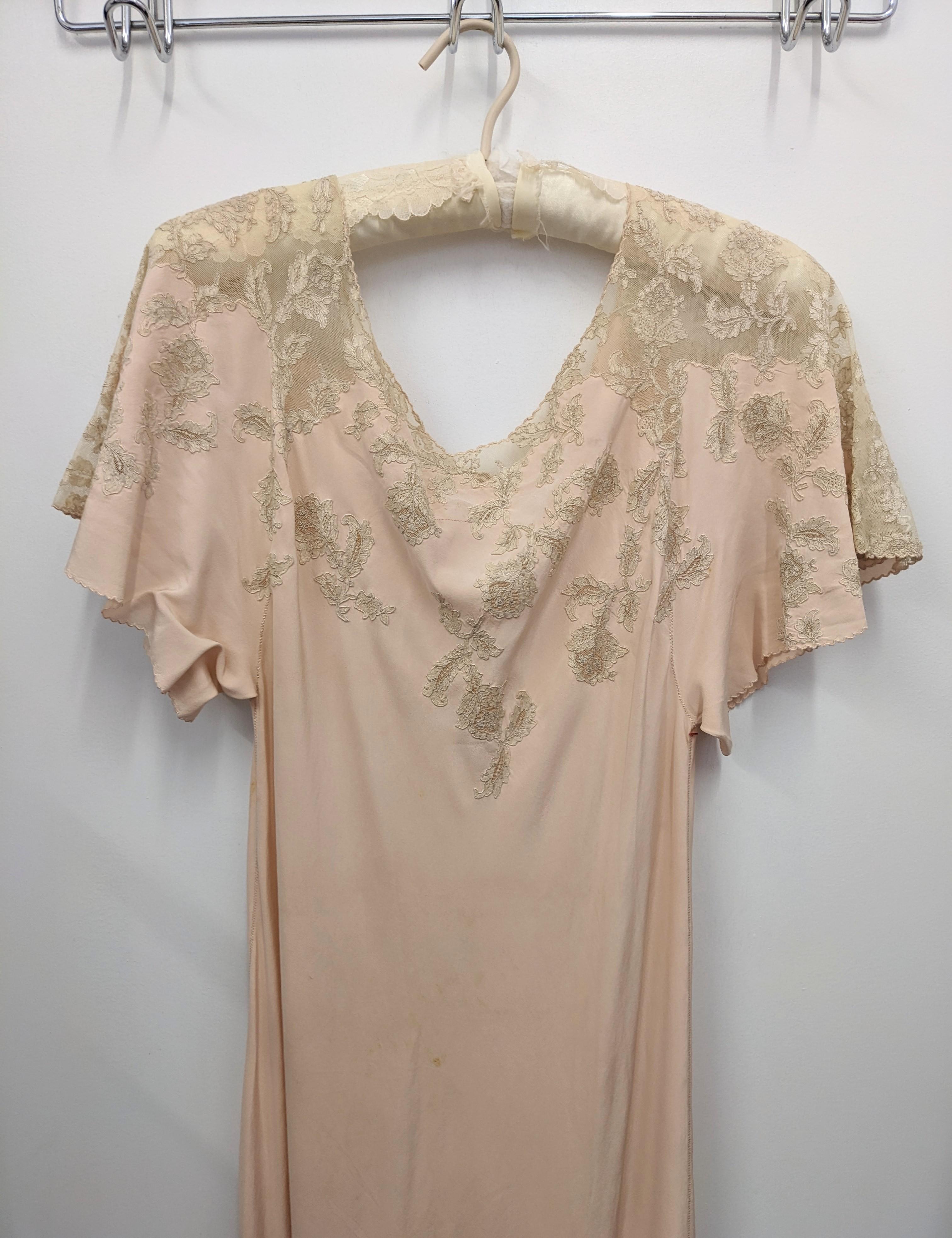 Abito Art Deco in sbieco in crepe di seta, tulle e pizzo in vendita 10