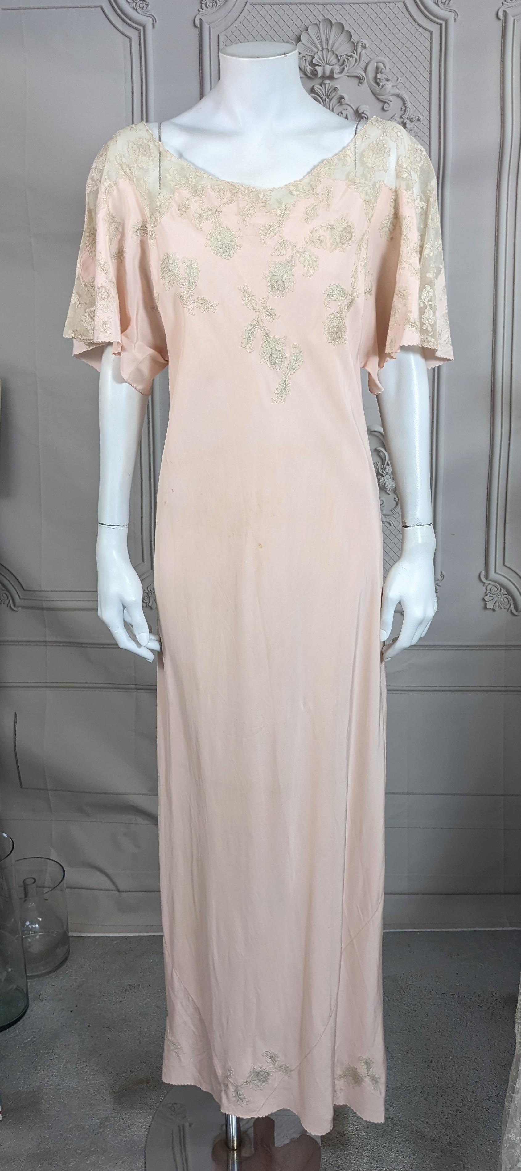 Elegante abito Art Deco in sbieco in crepe di seta rosa tenue, tulle e pizzo degli anni Trenta. Progettato originariamente come capo d'abbigliamento da salotto, ora è perfetto anche per il giorno e la sera. Scollo aperto con spalle in tulle nudo e