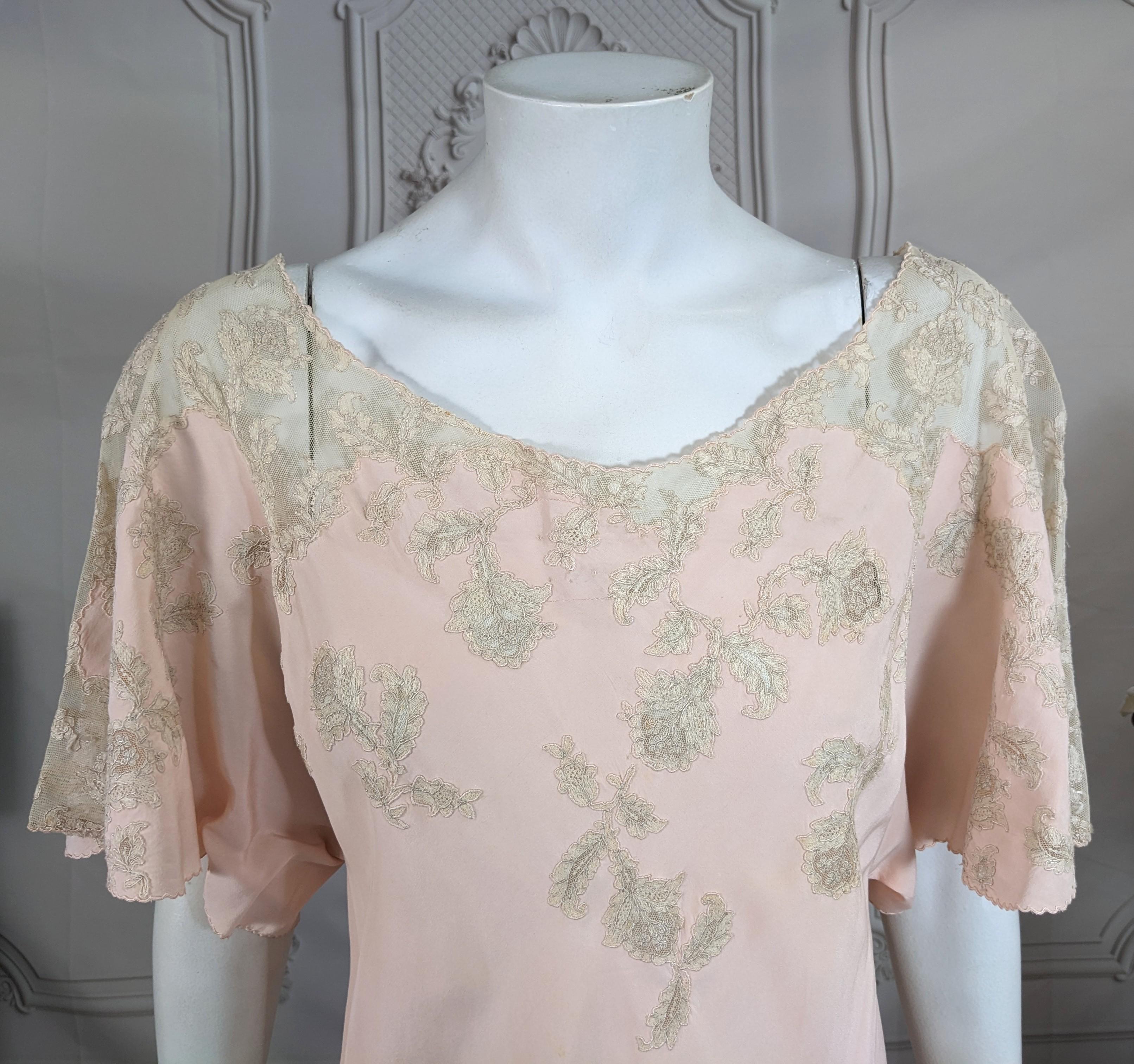 Grigio Abito Art Deco in sbieco in crepe di seta, tulle e pizzo in vendita
