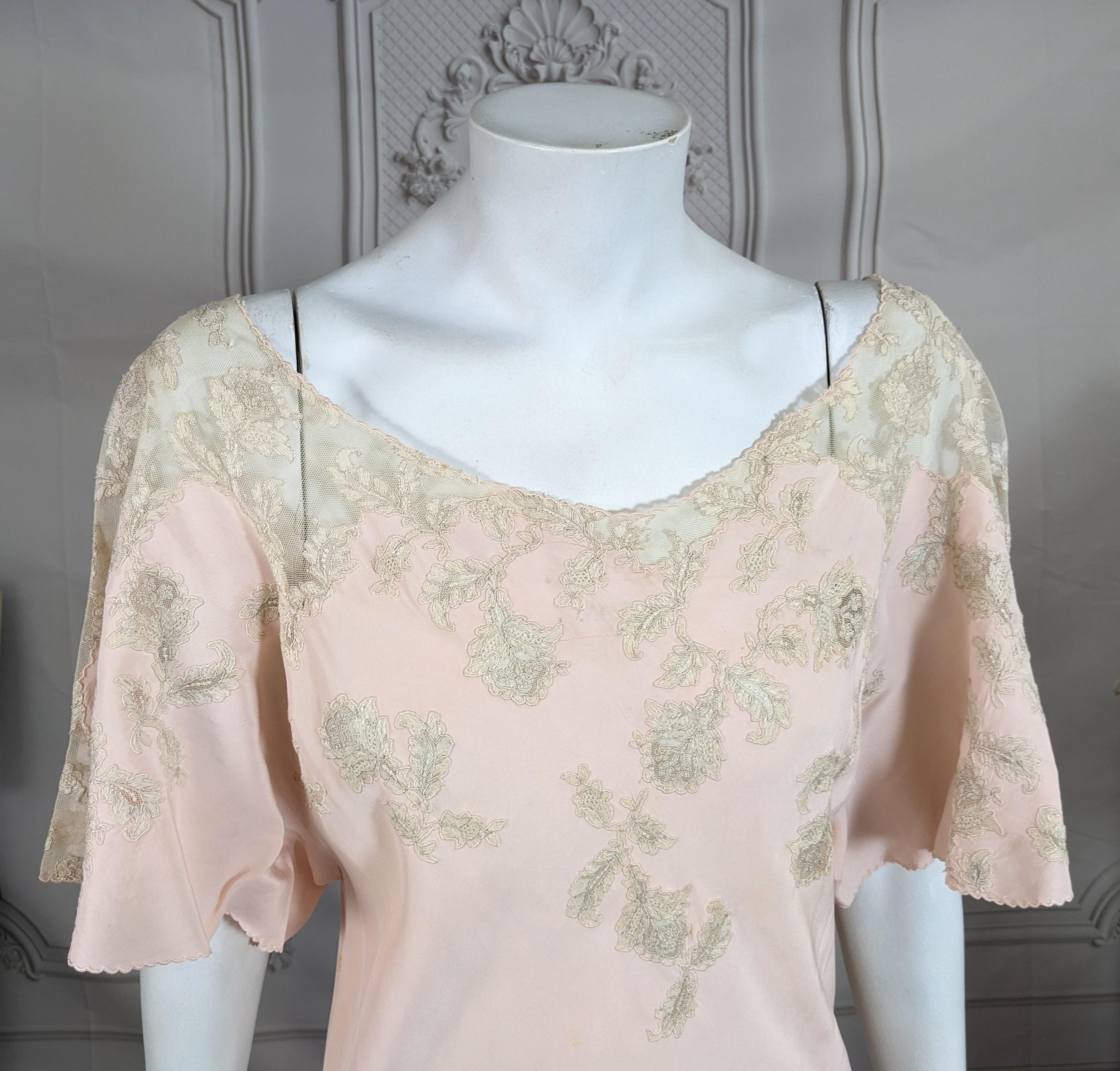 Abito Art Deco in sbieco in crepe di seta, tulle e pizzo In condizioni buone in vendita a New York, NY