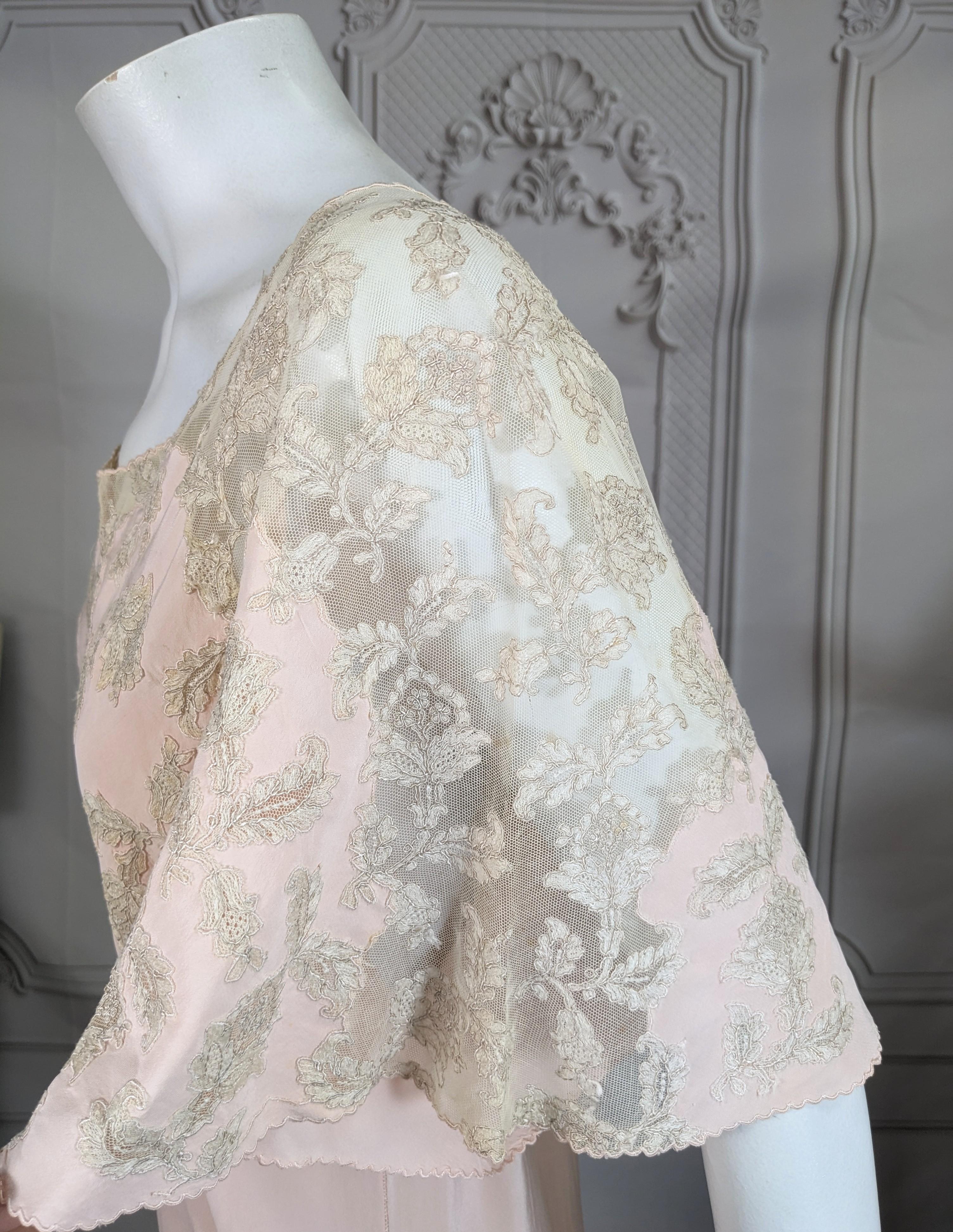 Abito Art Deco in sbieco in crepe di seta, tulle e pizzo in vendita 1