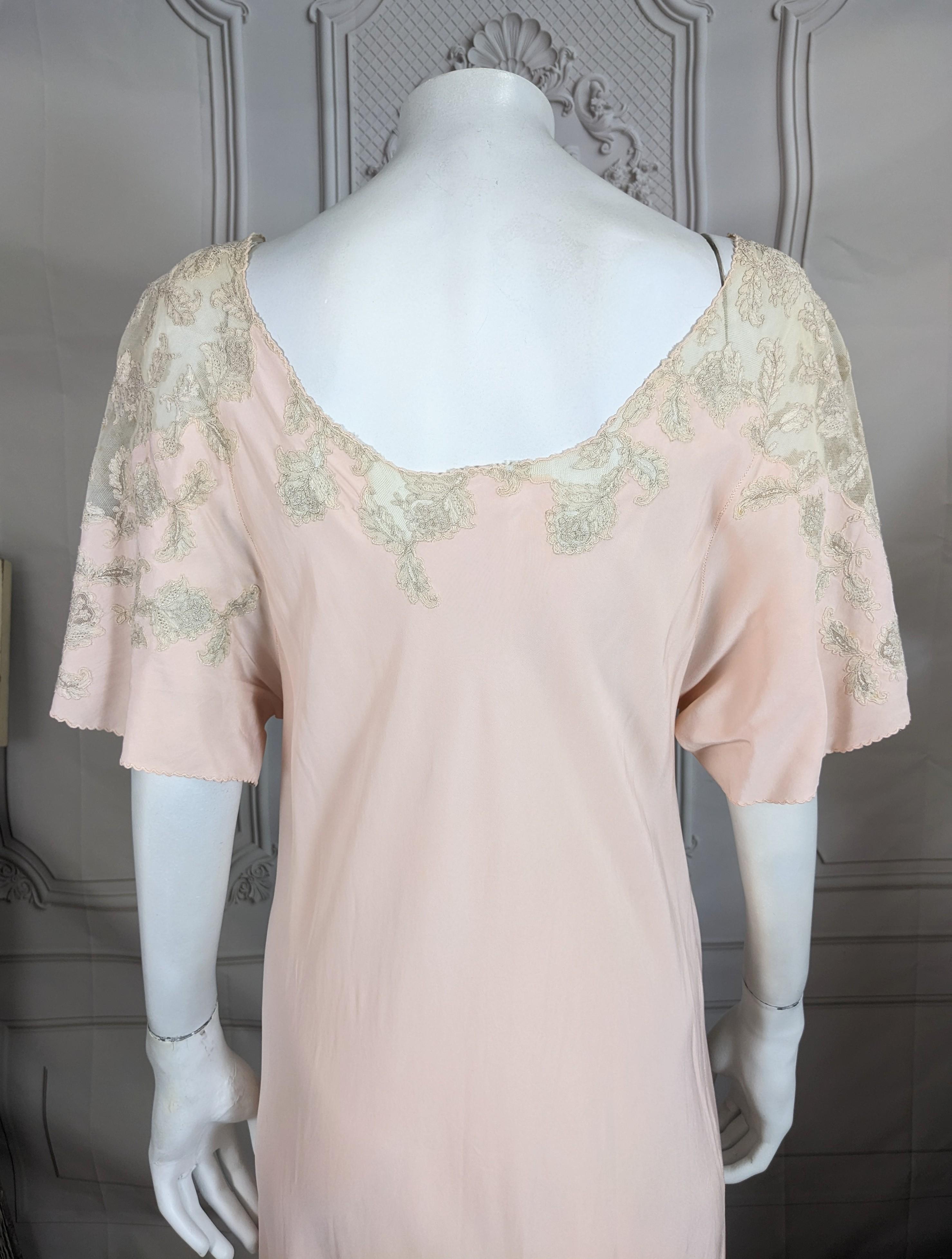 Abito Art Deco in sbieco in crepe di seta, tulle e pizzo in vendita 3