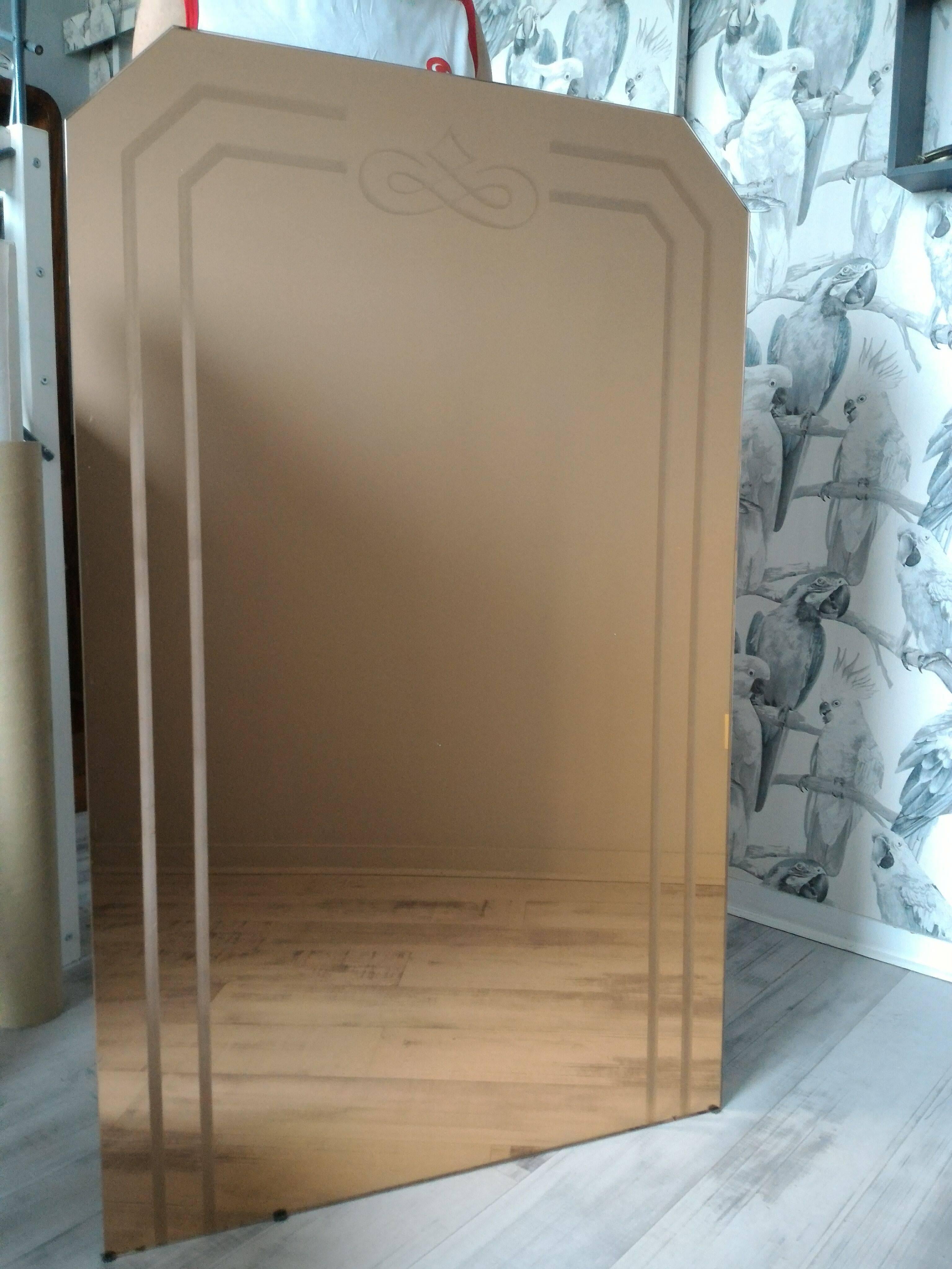 Beautiful églomisé geometric decorated big size thin Art Deco mirror in a pearl rose copper color. In an excellent condition.
France, 1930s.
