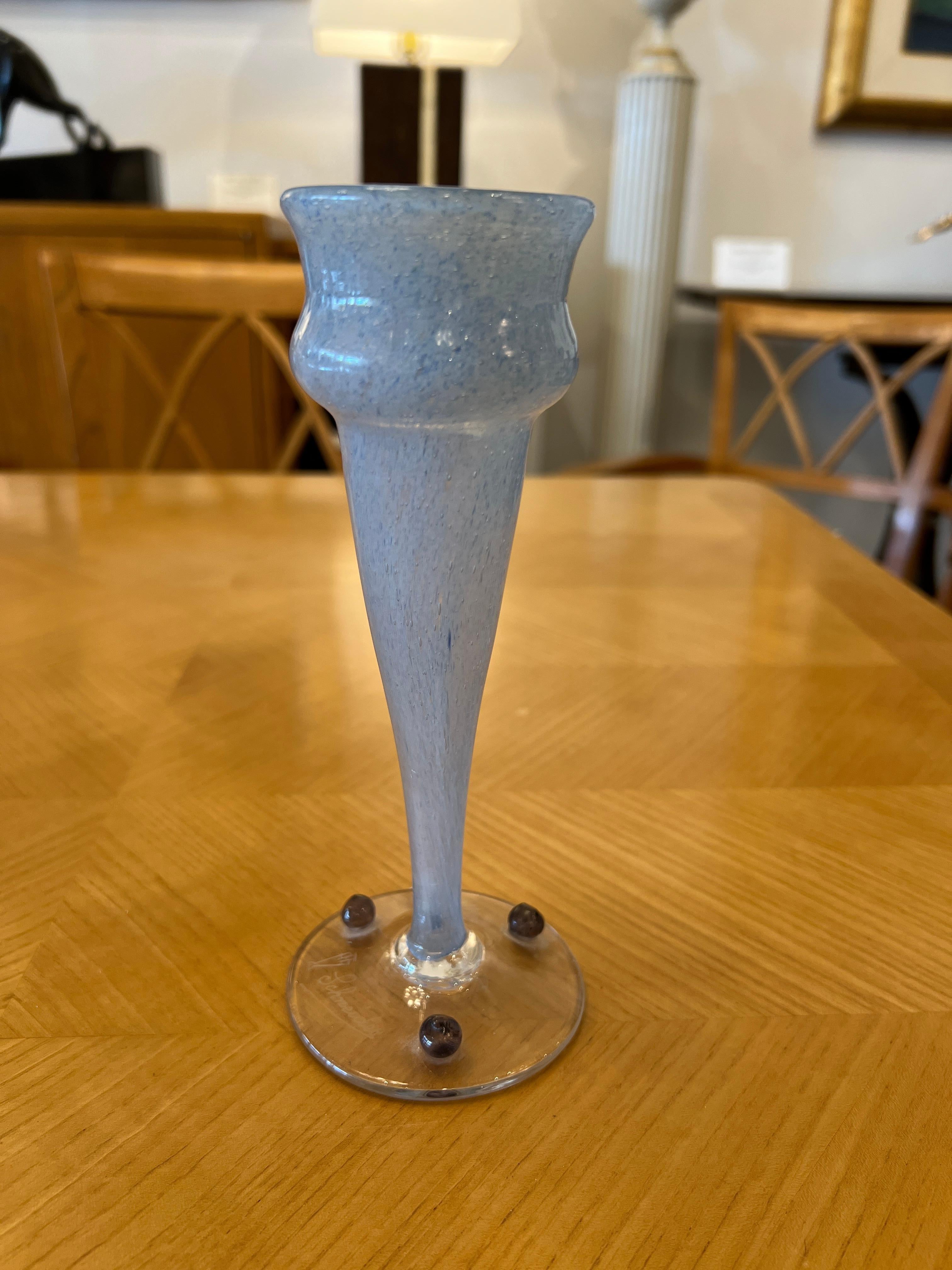Vase Art Déco Bijoux en verre Light Bleu en forme de flûte avec des détails Deep Blue sur la base du pied.

Signature : Schneider