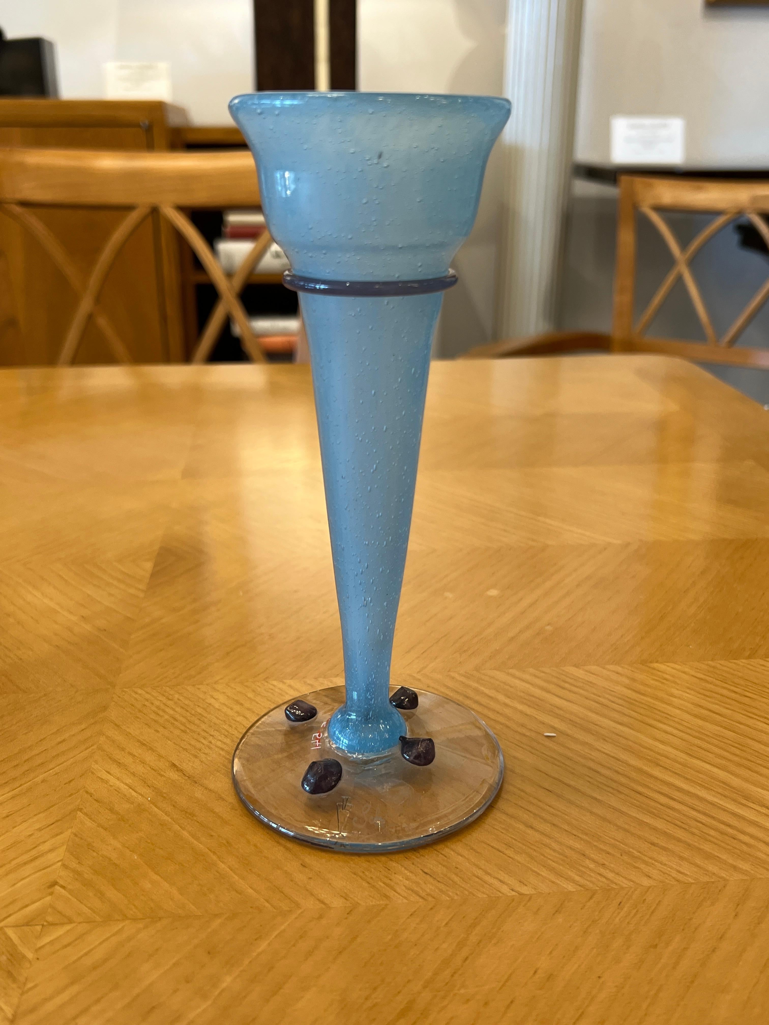 Vase Art Déco Bijoux en verre Light Bleu en forme de flûte avec des détails Deep Blue sur la base du pied.

Signature : Schneider