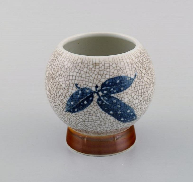 Art Deco Vase von Bing & Grøndahl aus handbemaltem Craquelé-Porzellan. 1920s.
Maße: 9.5 x 9 cm.
In ausgezeichnetem Zustand.
Gestempelt.
1. Fabrikqualität.