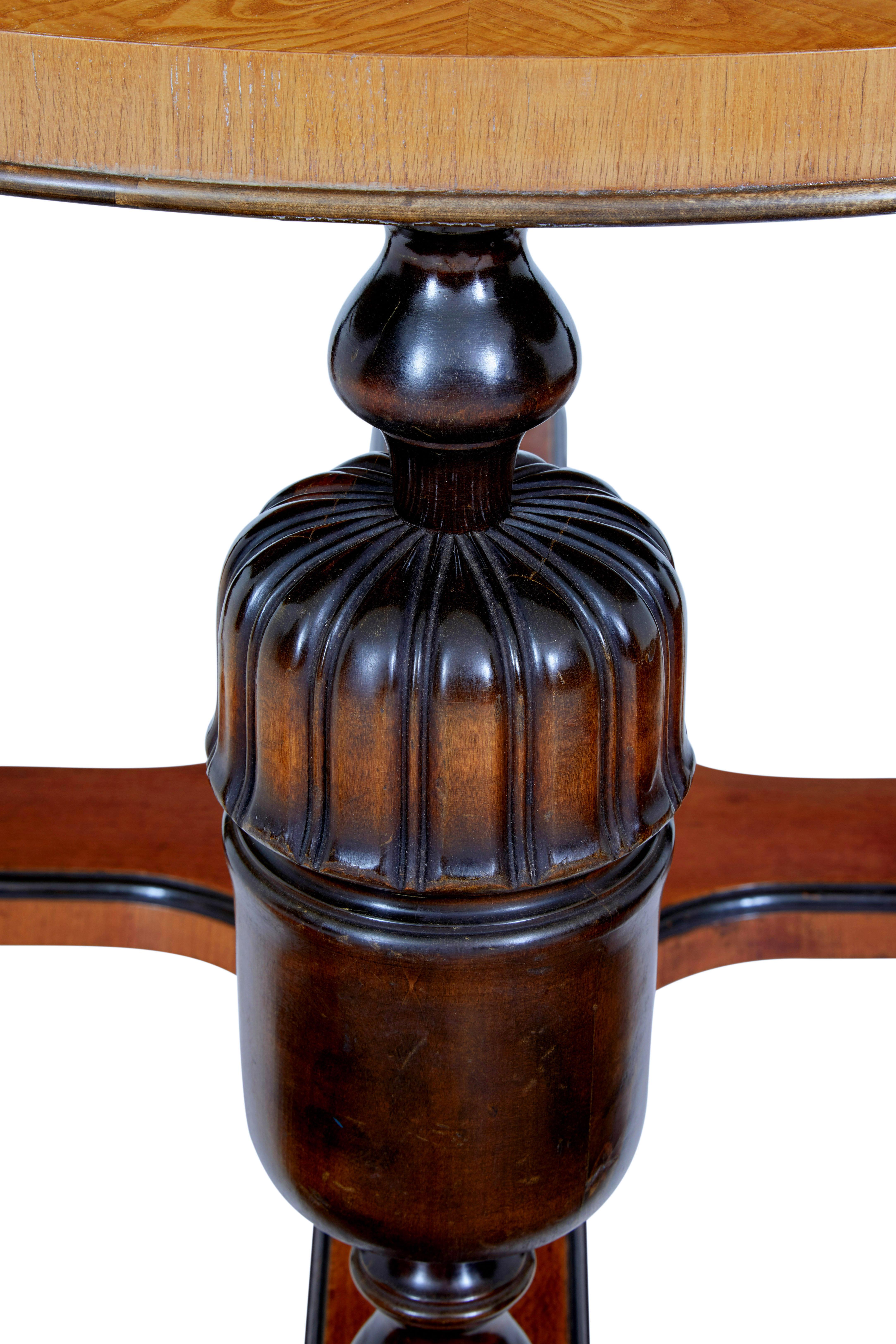 Runder Couchtisch aus Birke und Ulme im Art-Deco-Stil (Handgeschnitzt) im Angebot