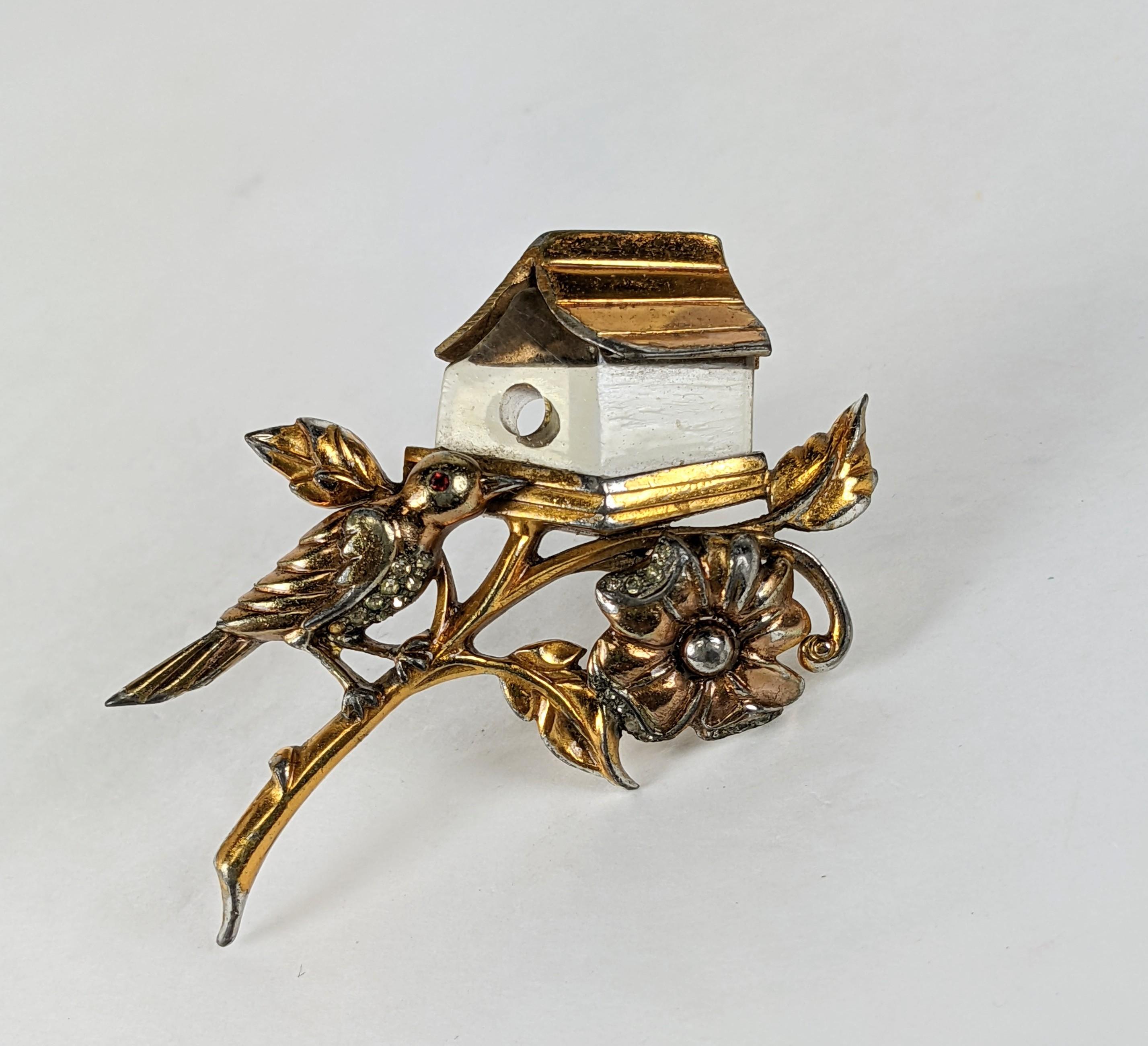Ungewöhnlicher und charmanter Art Deco Jelly Belly in Form eines Vogelhauses mit Pflasterakzenten. Gold- und Rotgoldplattierung auf weißem Metall.  2.5