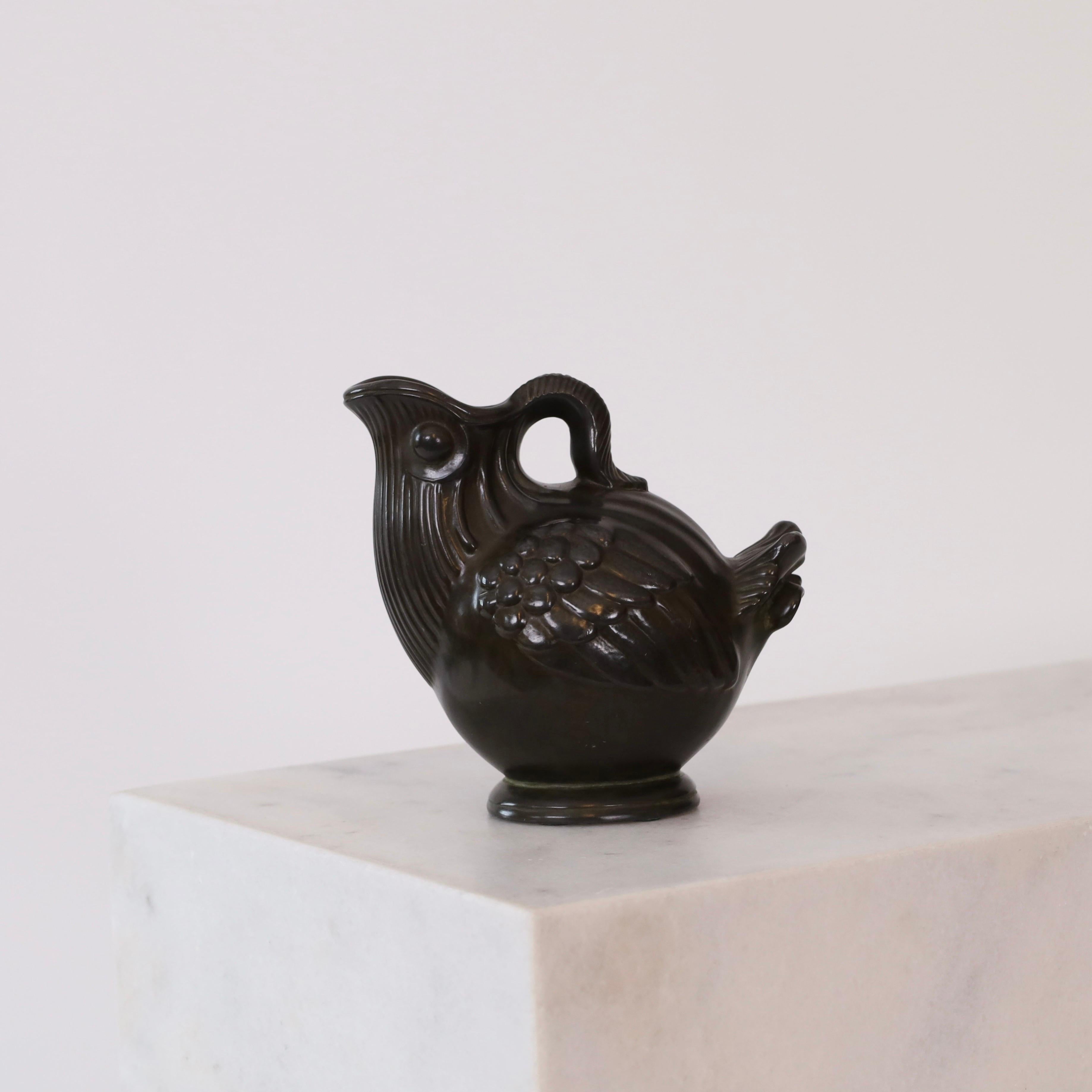 Un vase en métal en forme d'oiseau conçu par Just Andersen dans les années 1930. Une pièce qui attire l'attention et qui est en très bon état.

* Un vase en métal en forme d'oiseau
* Designer : Just Andersen
* Modèle : 1898
* Année : années 1930
*