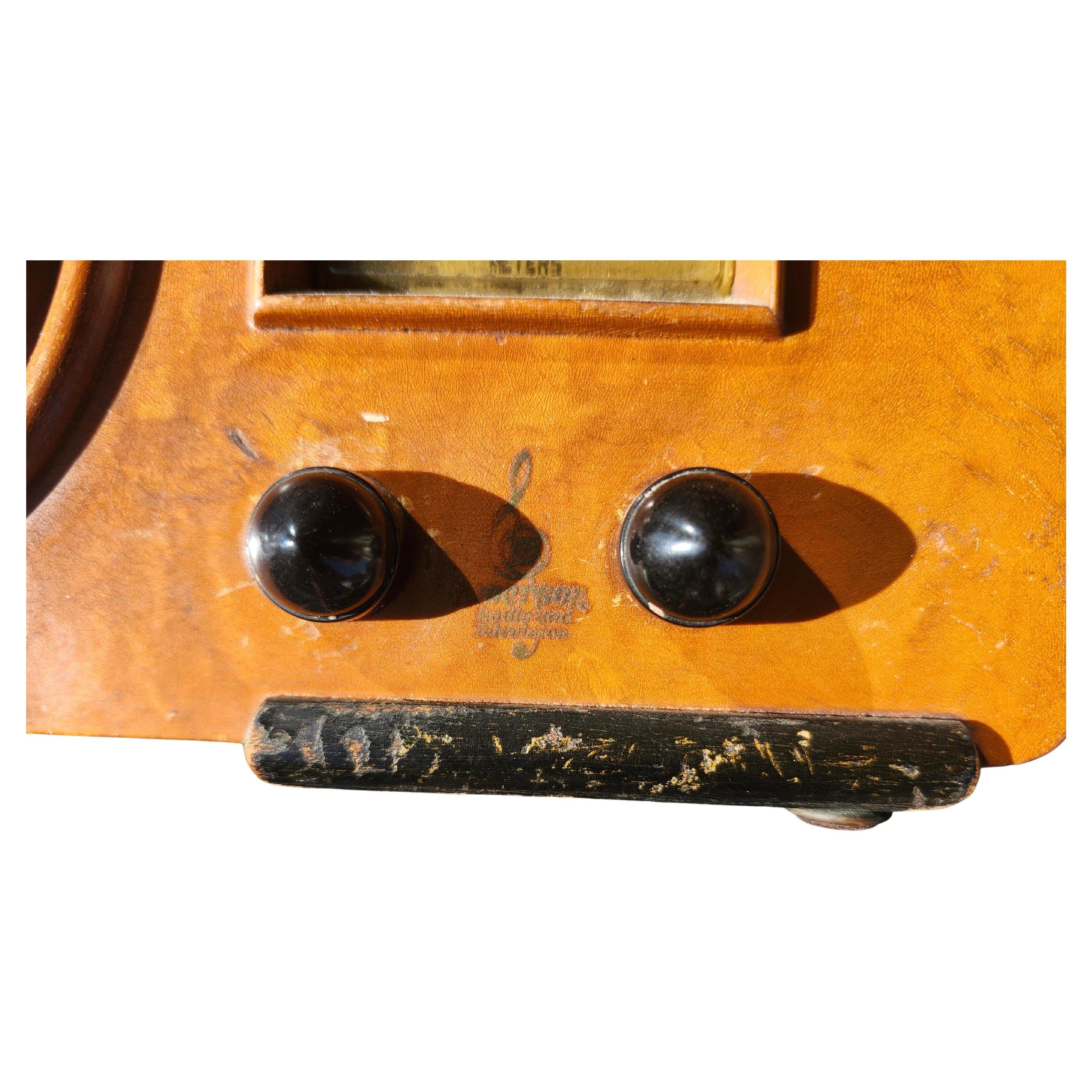 Américain Art Deco Birdeye Maple Petite Radio by Emerson Cabinet by Ingraham C1930 en vente
