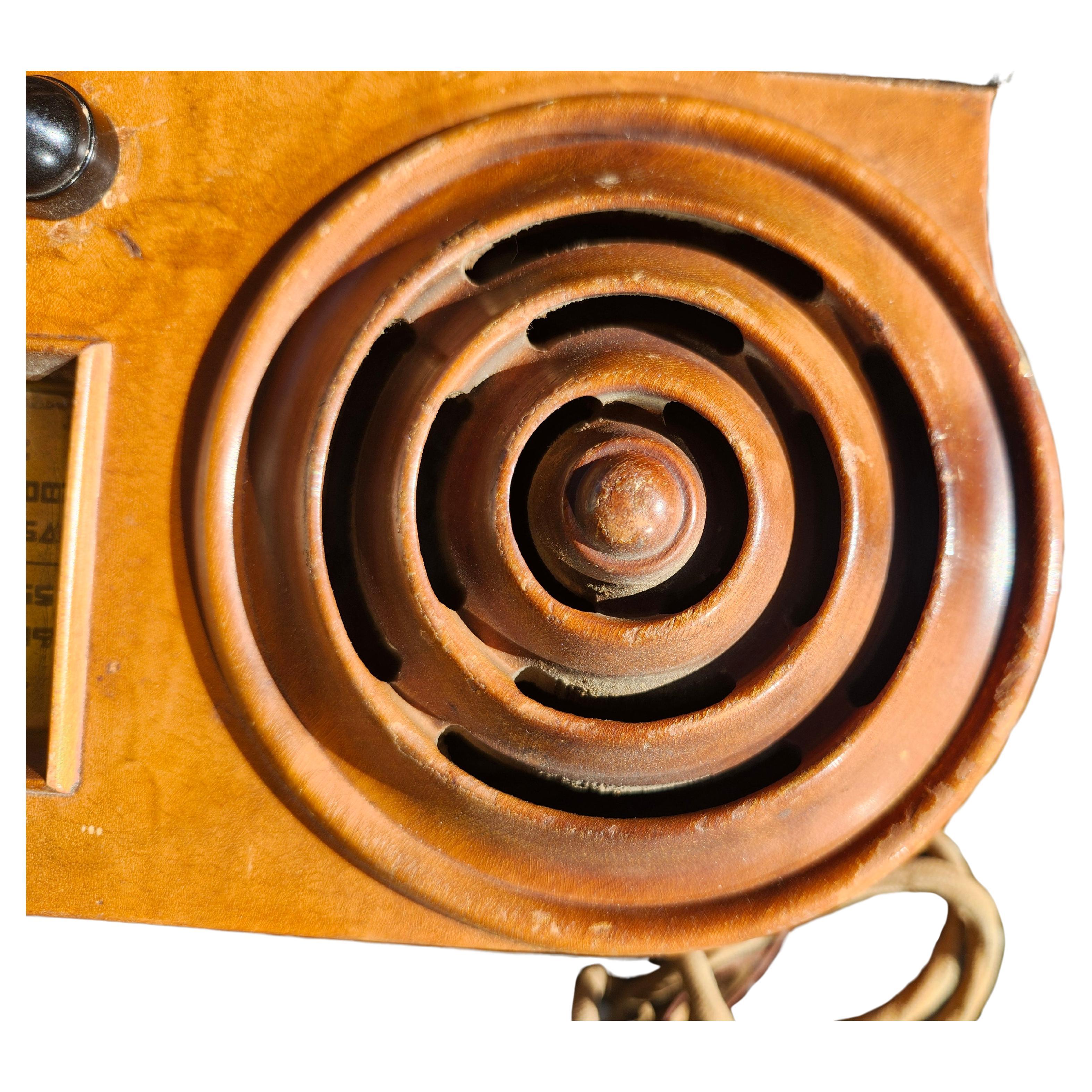 Moulé Art Deco Birdeye Maple Petite Radio by Emerson Cabinet by Ingraham C1930 en vente