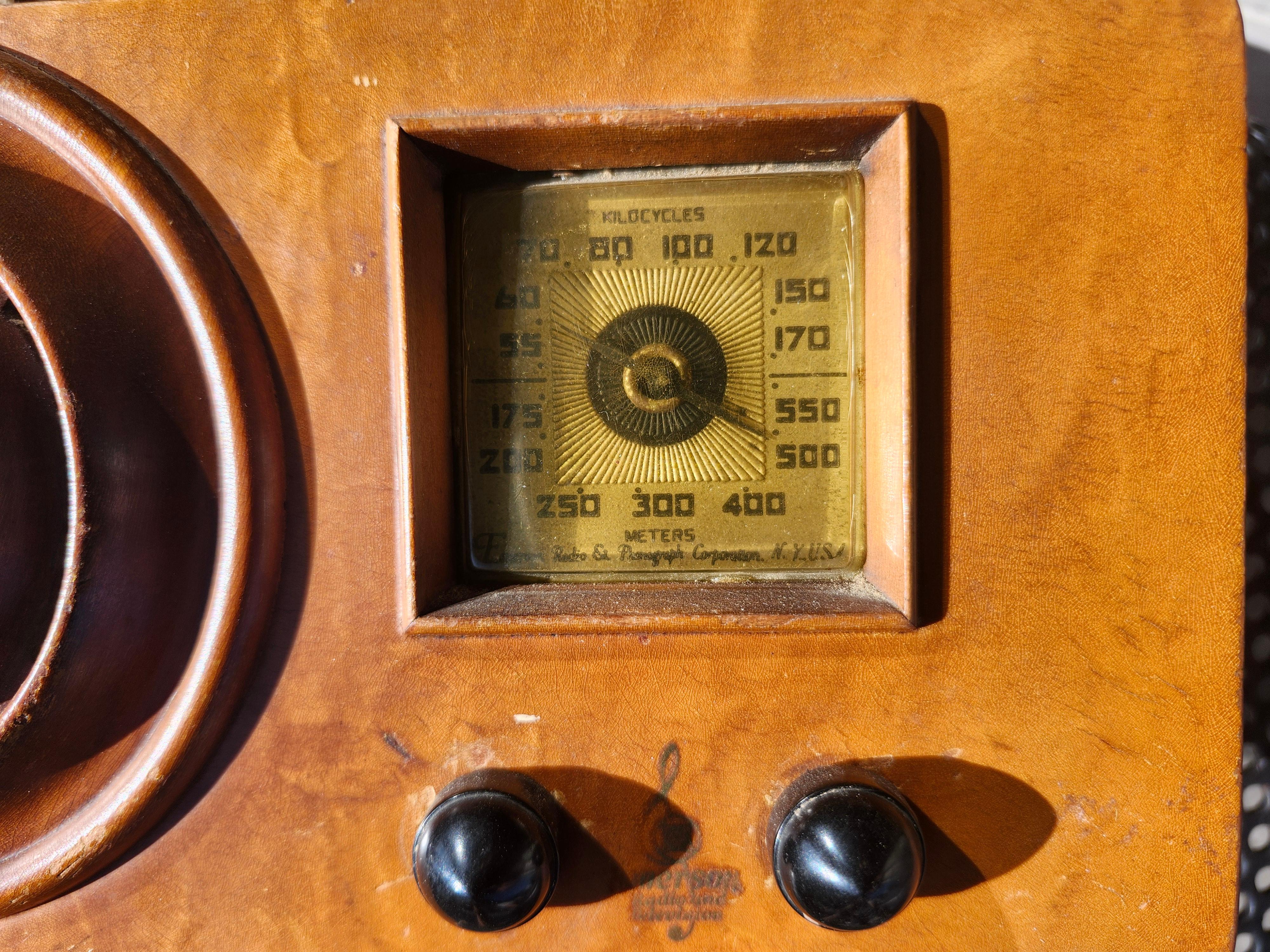Art Deco Birdeye Maple Petite Radio by Emerson Cabinet by Ingraham C1930 en vente 1