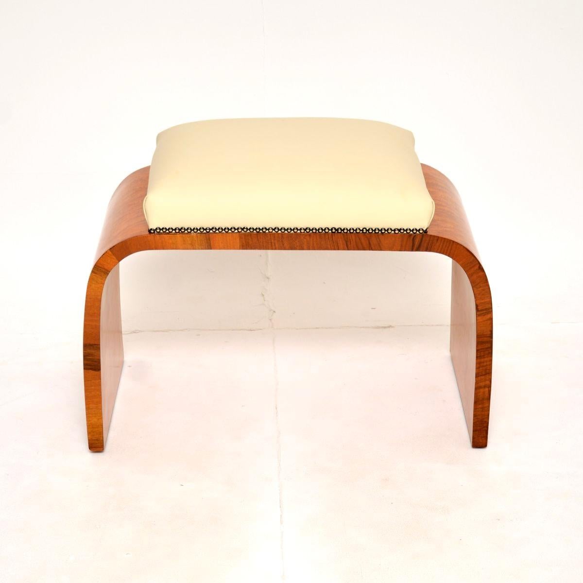 Tabouret Art Déco en érable à œil d'oiseau et cuir, élégant et de très bonne facture. Il a été fabriqué en Angleterre, il date des années 1930.

Il s'agit d'un objet à la fois utile et beau, dont le cadre présente de superbes veinures d'érable à œil