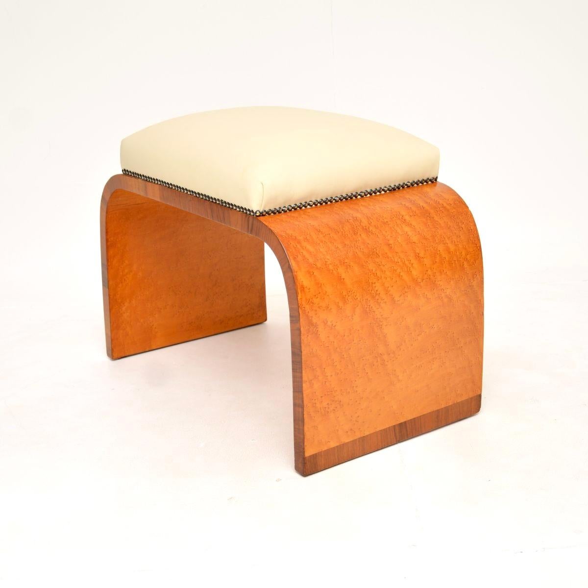 Britannique Tabouret Art Déco en érable à œil d'oiseau et cuir en vente