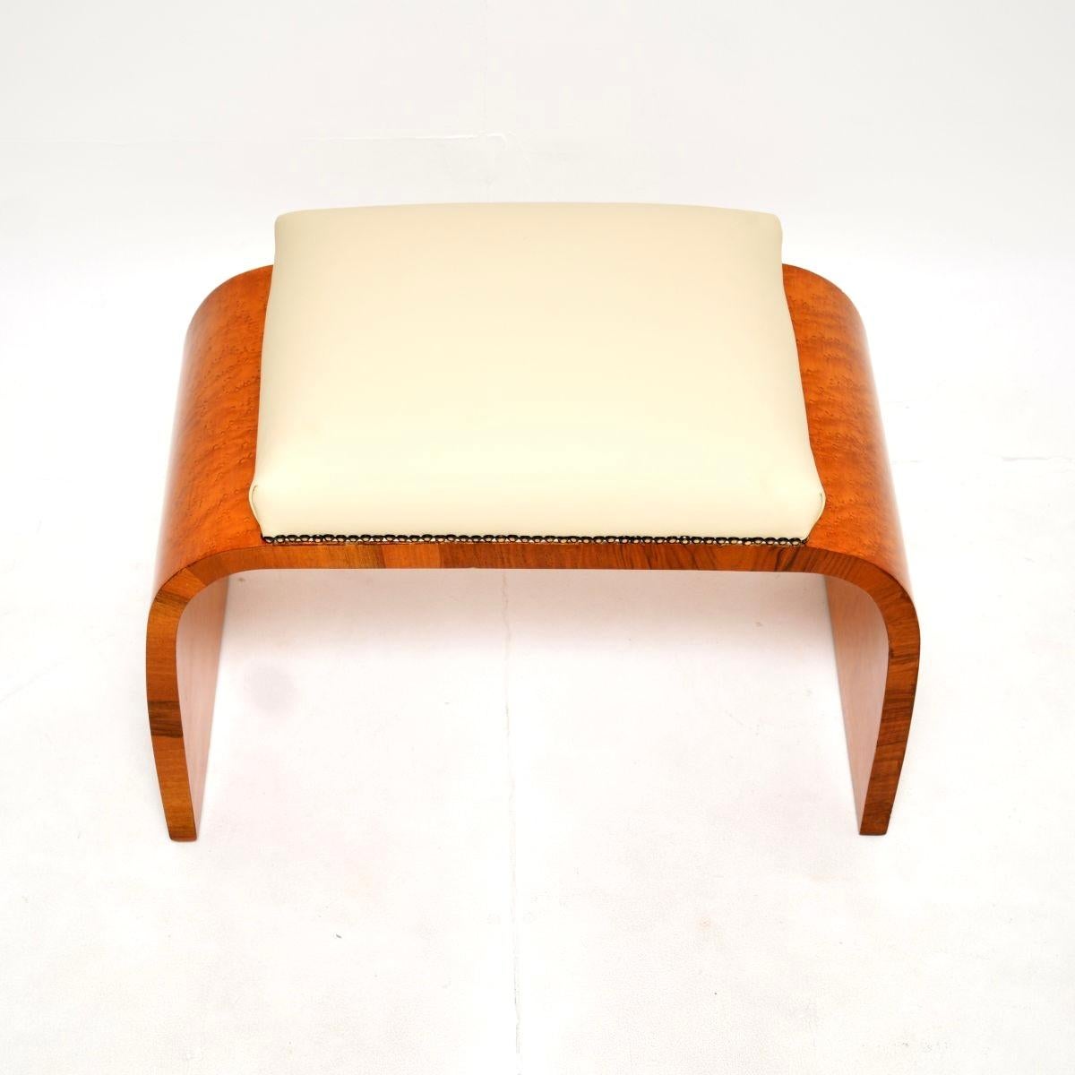 Milieu du XXe siècle Tabouret Art Déco en érable à œil d'oiseau et cuir en vente