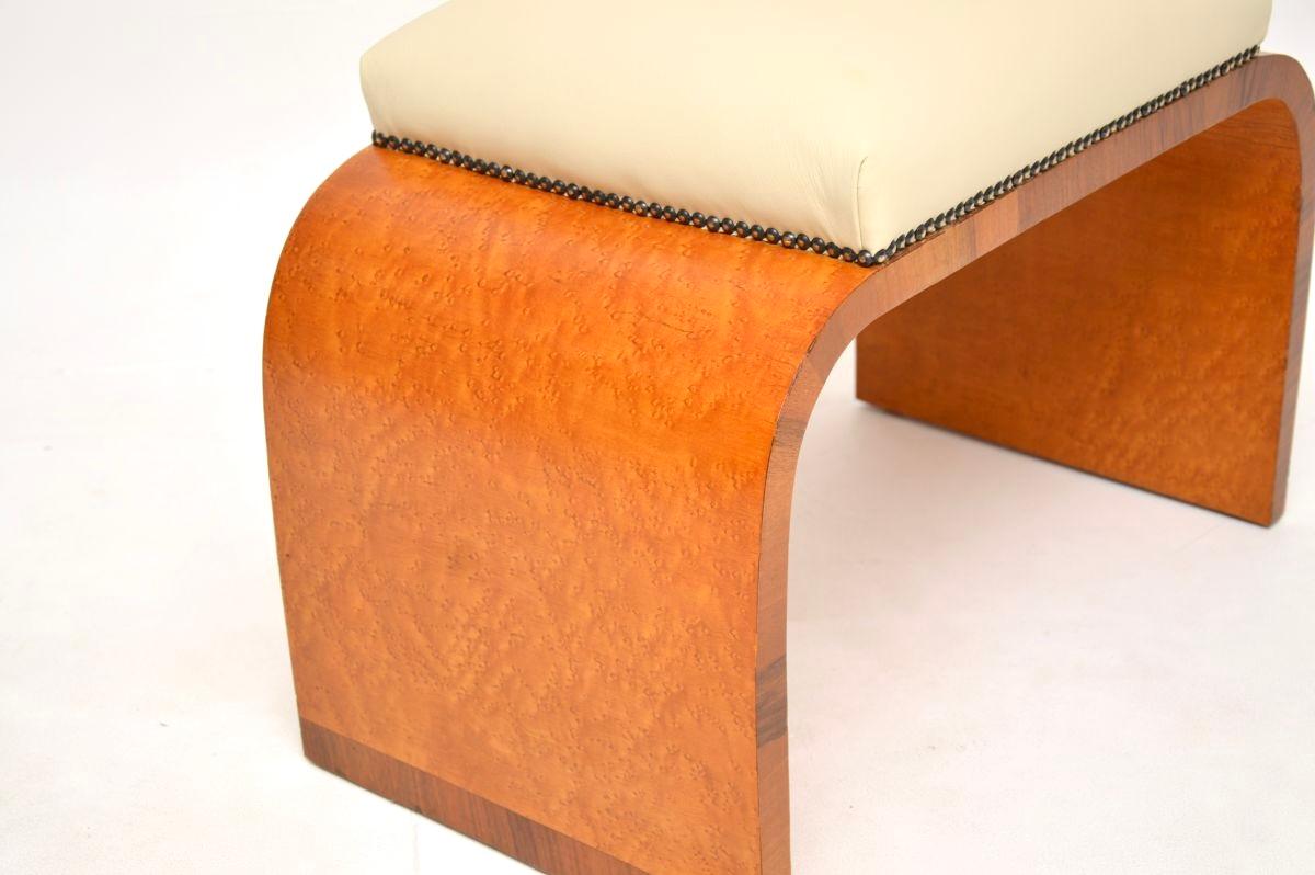 Cuir Tabouret Art Déco en érable à œil d'oiseau et cuir en vente