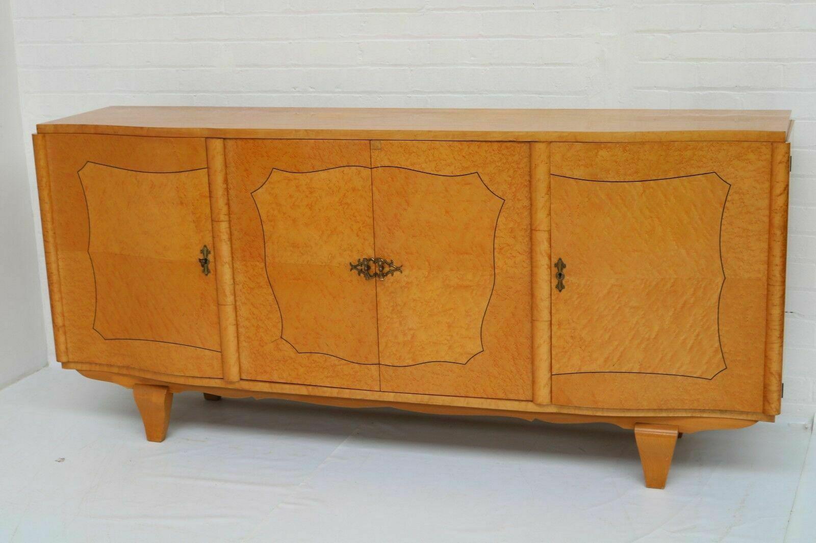 Art Deco bird's eye maple and rosewood inlays sideboard - Credenza, 1930's

SMALL DEFECT ON THE TOP CORNER OF THE RIGHT CENTRAL DOOR (2x2cm wood restoration)

A Classic, beautiful and elegant Art Deco in exquisite Bird's Eye Maple with Rosewood