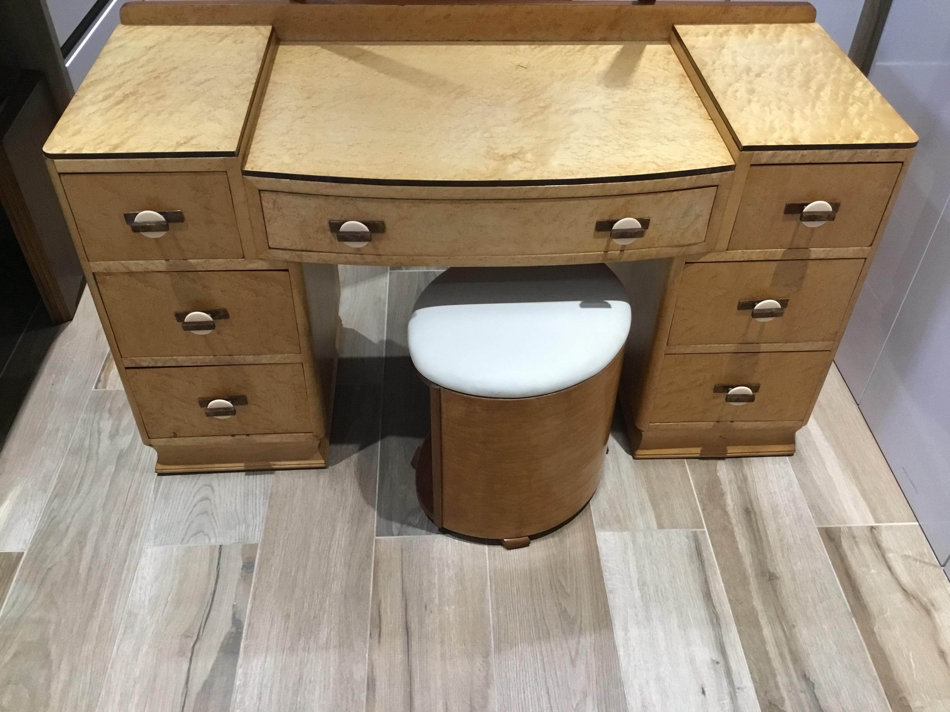 English Art Deco Bird's-Eye Maple and Walnut Banding Dressing Table and Stool For Sale