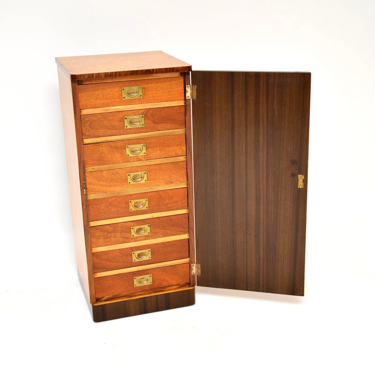 Une belle et utile armoire Art Déco en érable et noyer à œil d'oiseau. Il a été fabriqué en Angleterre, il date des années 1930.

Ce produit est d'une qualité exceptionnelle et d'une grande taille. Il ressemble à une table de chevet sur les images,