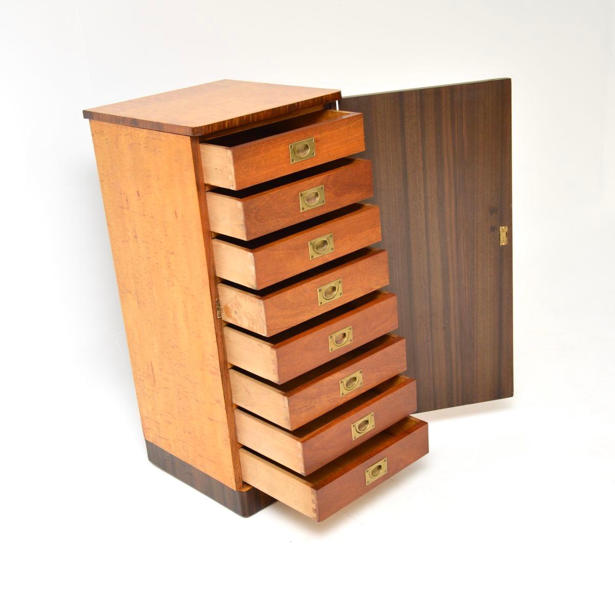 Britannique Cabinet Art Déco en érable et noyer à œil d'oiseau en vente