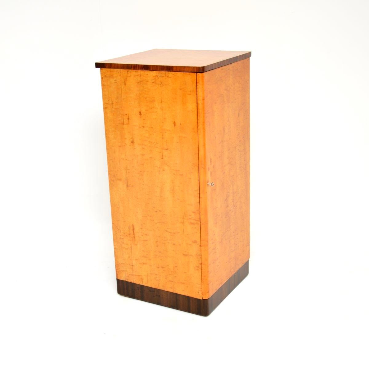 Milieu du XXe siècle Cabinet Art Déco en érable et noyer à œil d'oiseau en vente