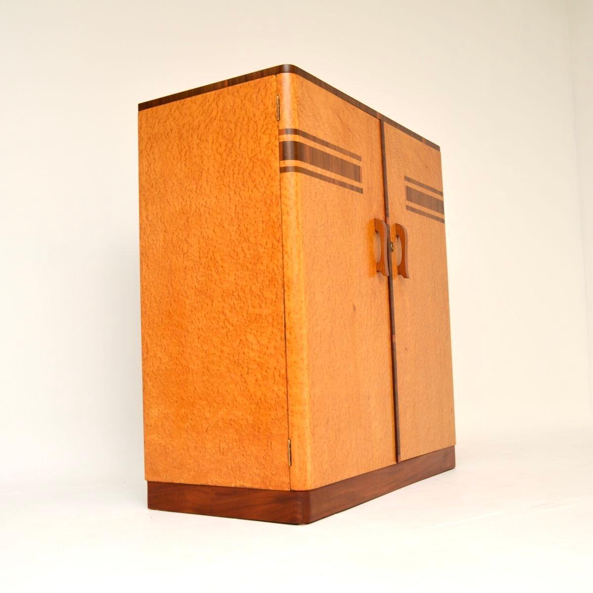 Milieu du XXe siècle Armoire compacte en érable et noyer à œil d'oiseau Art Déco en vente