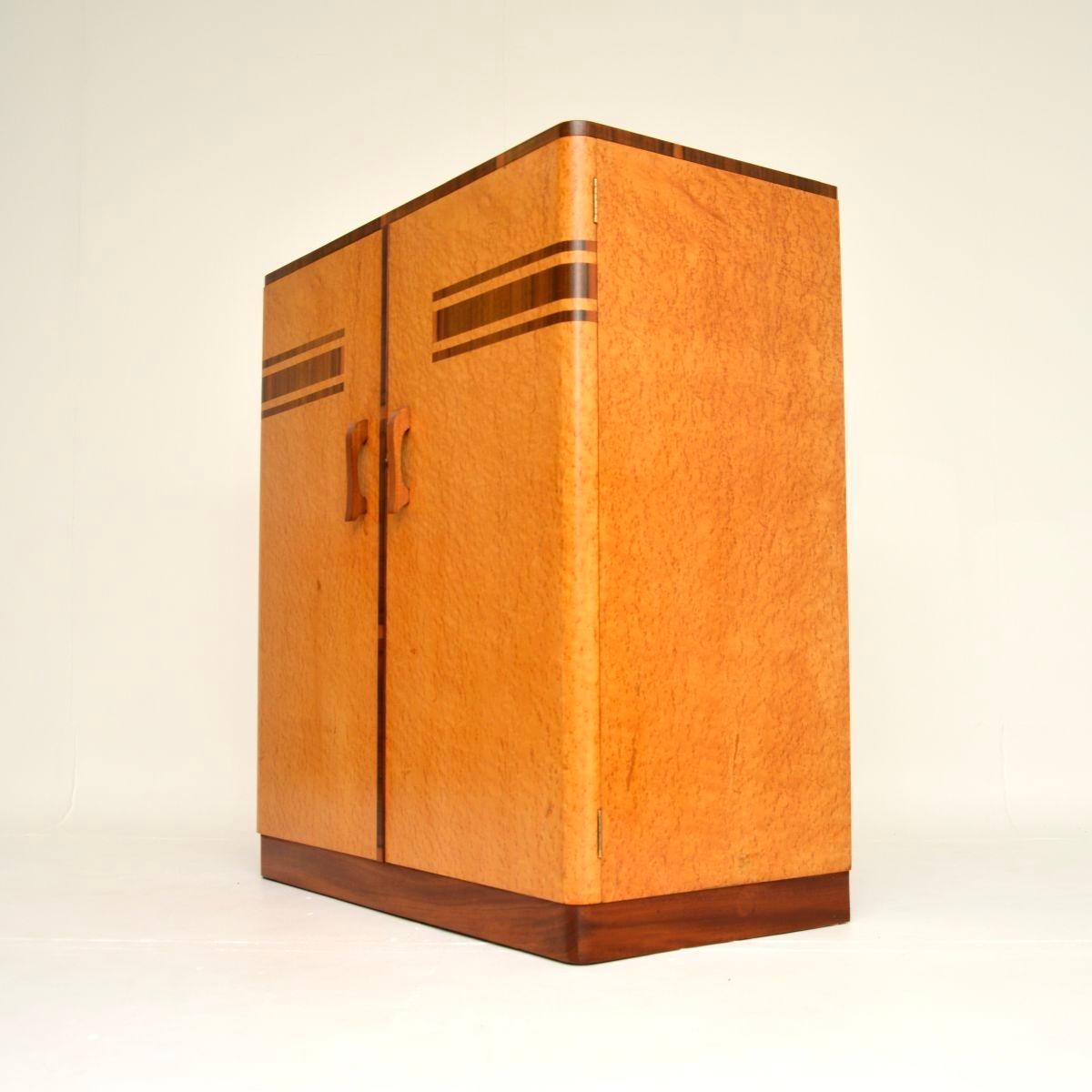 Érable piqué Armoire compacte en érable et noyer à œil d'oiseau Art Déco en vente