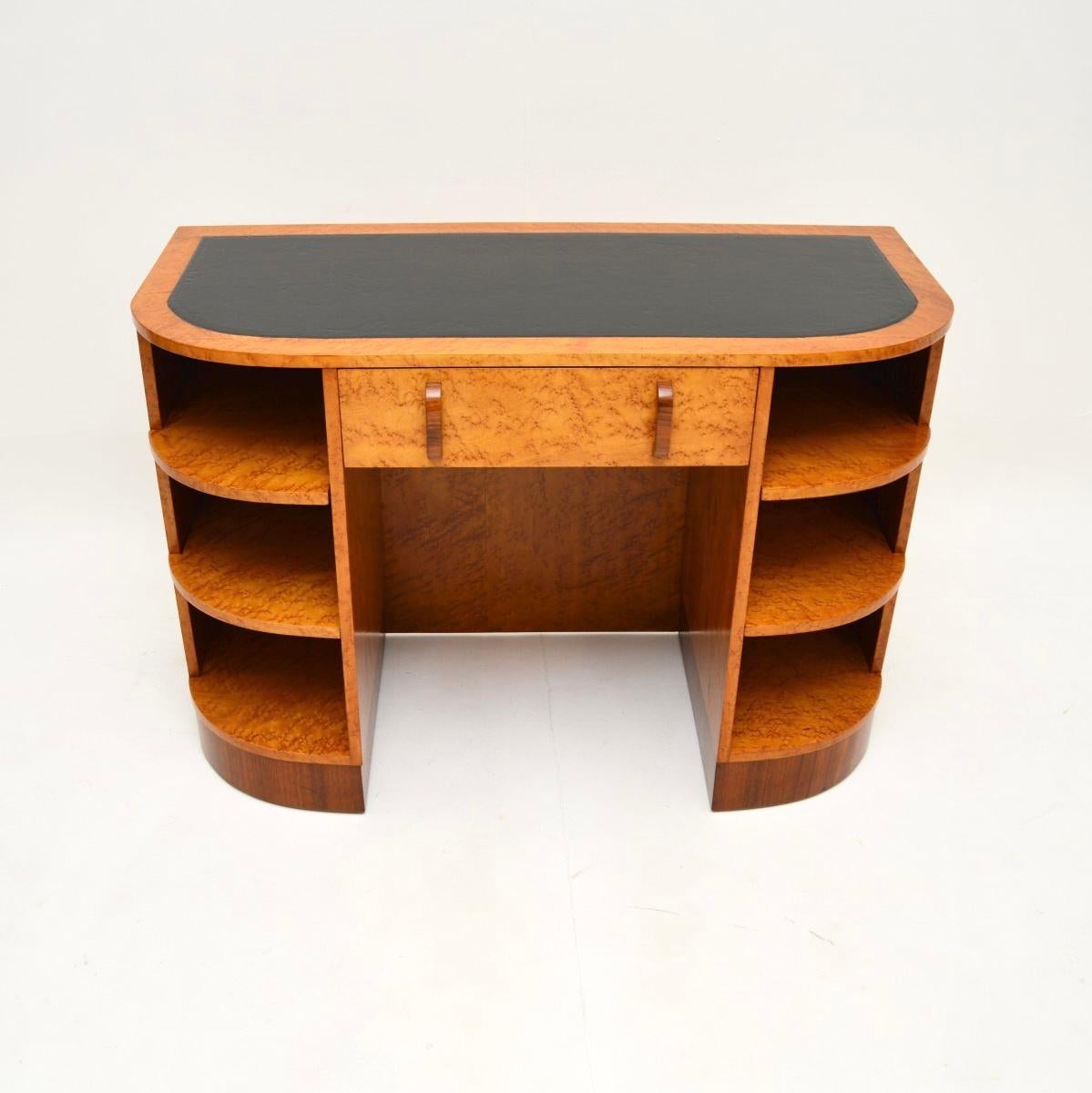 Ein atemberaubendes Original Art Deco Vogelaugenahorn und Nussbaum Lederplatte Schreibtisch. Es wurde in England hergestellt und stammt aus den 1930er Jahren.

Es ist ein ungewöhnliches Design, mit einer schönen und kompakten Größe, die Qualität ist