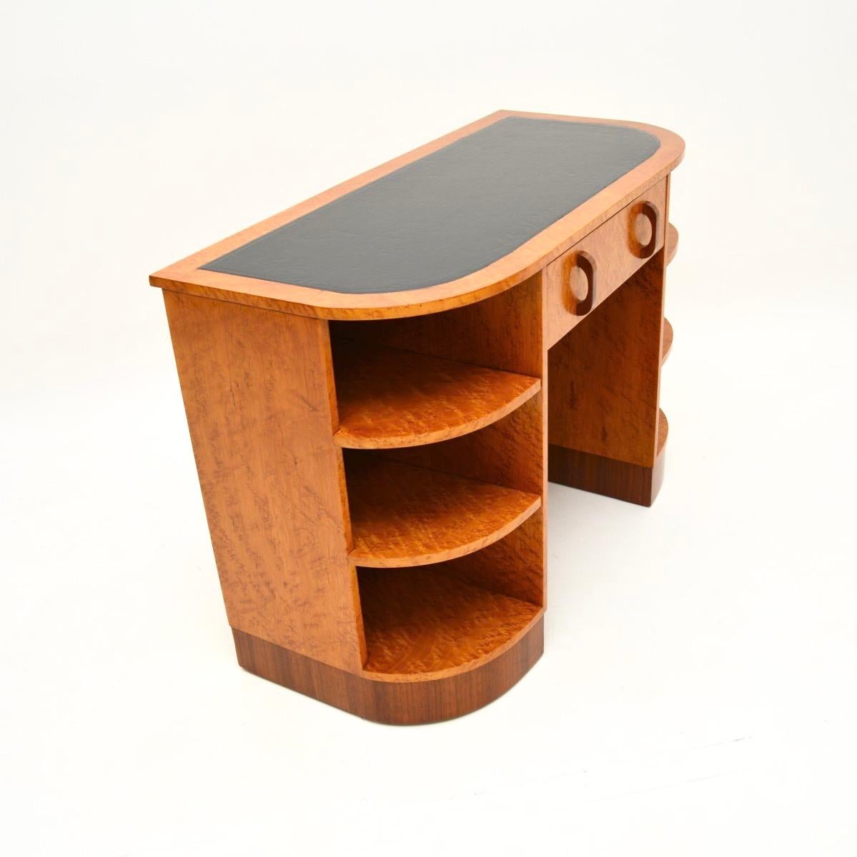 Art Deco Schreibtisch aus Vogelaugenahorn und Nussbaum Lederplatte (Art déco) im Angebot