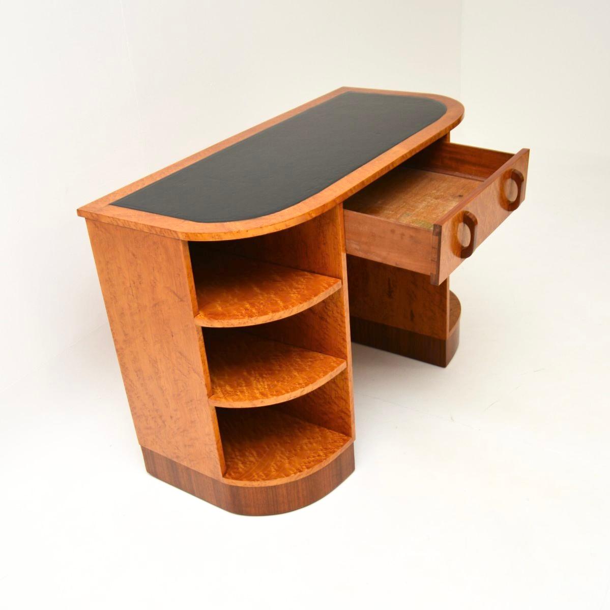 Art Deco Schreibtisch aus Vogelaugenahorn und Nussbaum Lederplatte (Britisch) im Angebot