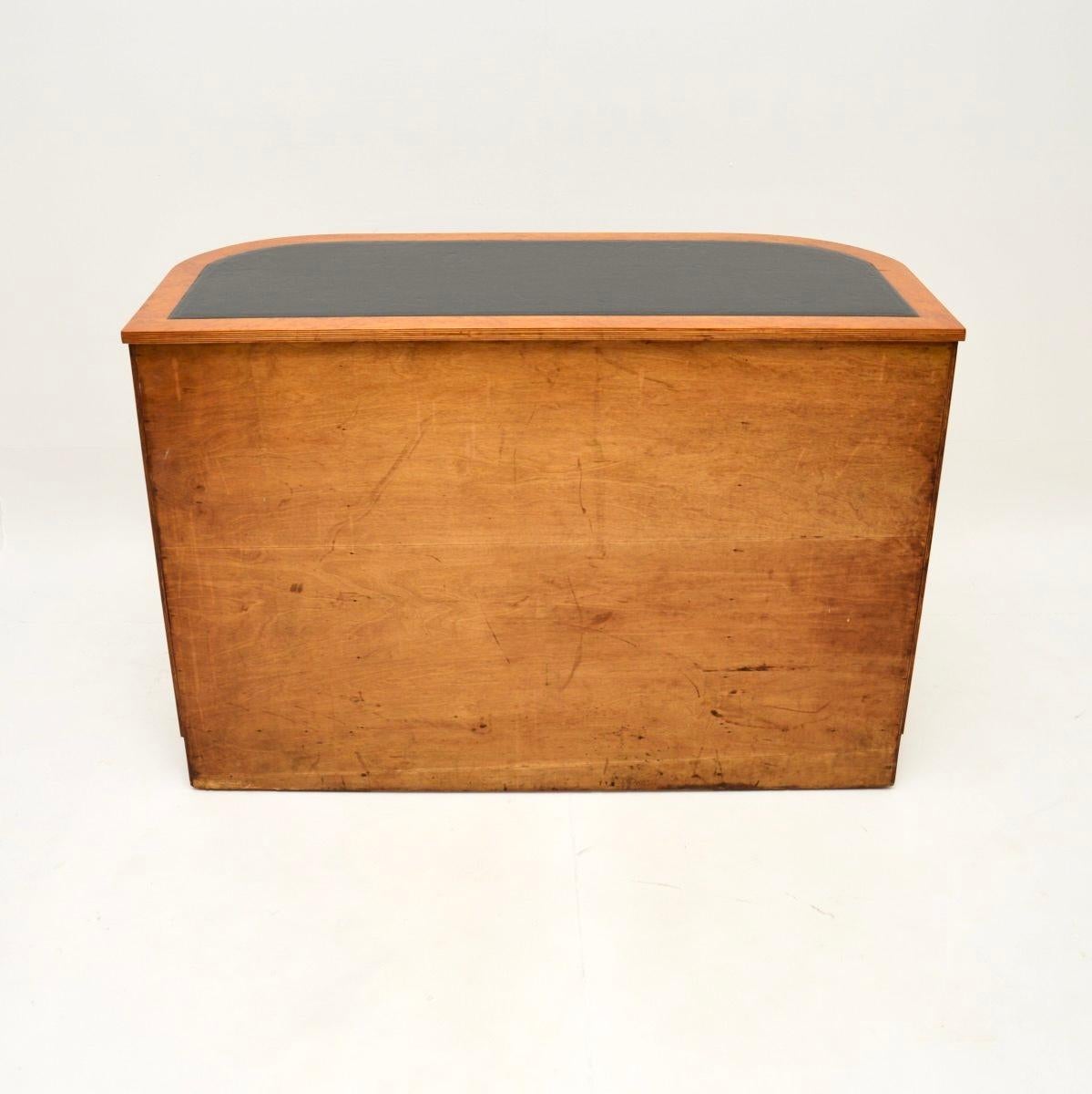 Art Deco Schreibtisch aus Vogelaugenahorn und Nussbaum Lederplatte (Mitte des 20. Jahrhunderts) im Angebot