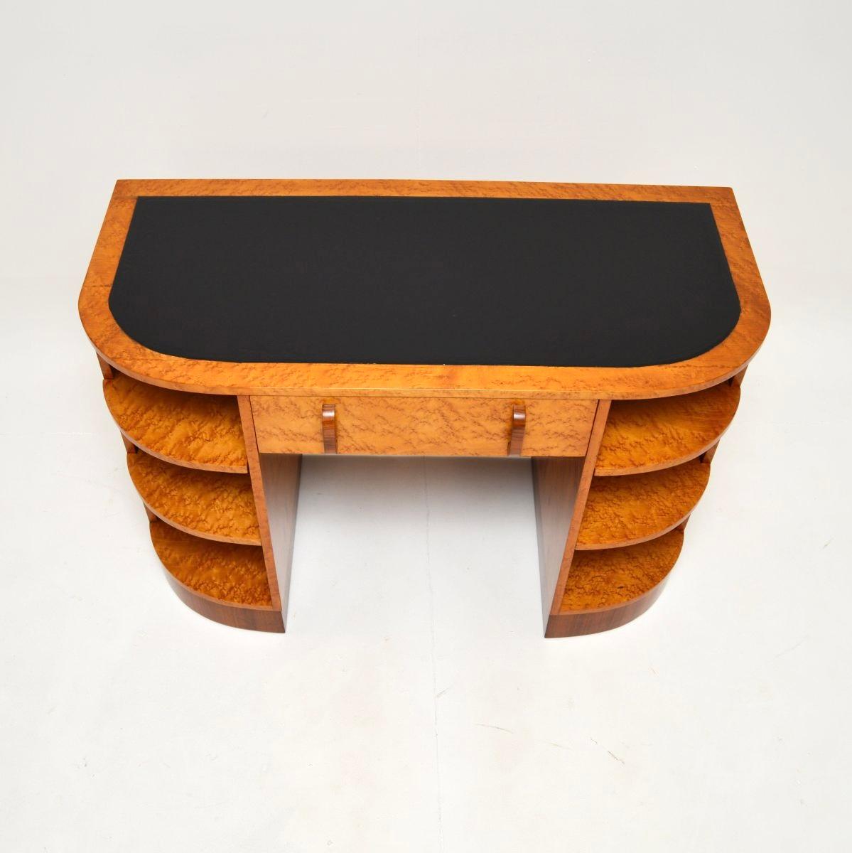 Art Deco Schreibtisch aus Vogelaugenahorn und Nussbaum Lederplatte im Angebot 1