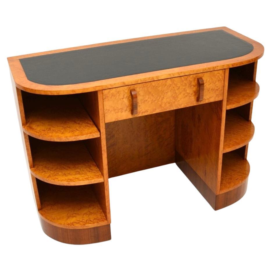 Art Deco Schreibtisch aus Vogelaugenahorn und Nussbaum Lederplatte im Angebot