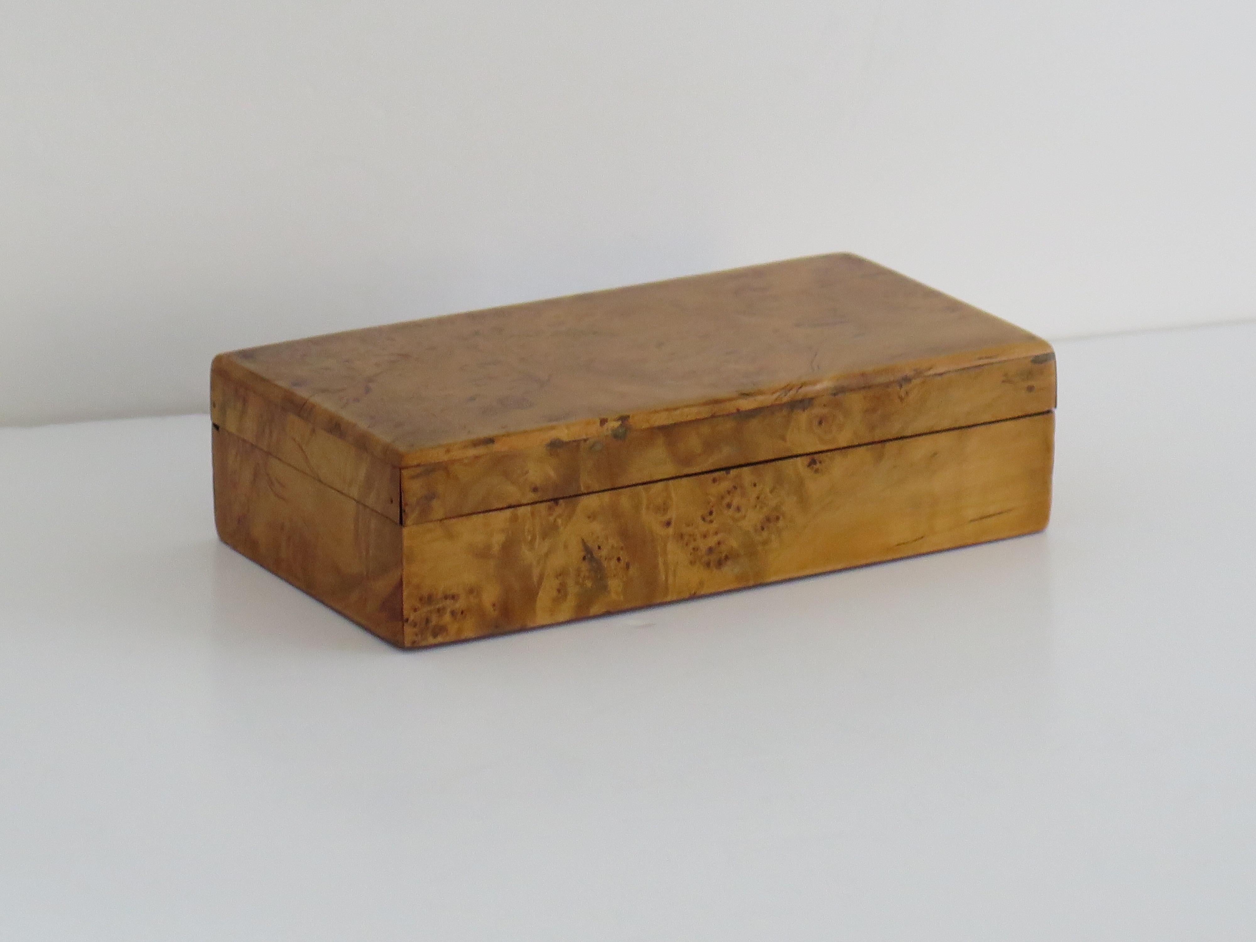 Il s'agit d'une boîte à couvercle de bonne qualité, d'époque Art Déco, en placage d'érable piqué, probablement d'origine française et datant d'environ 1925.

La boîte est de forme rectangulaire avec un couvercle à charnière ajusté, le tout en érable
