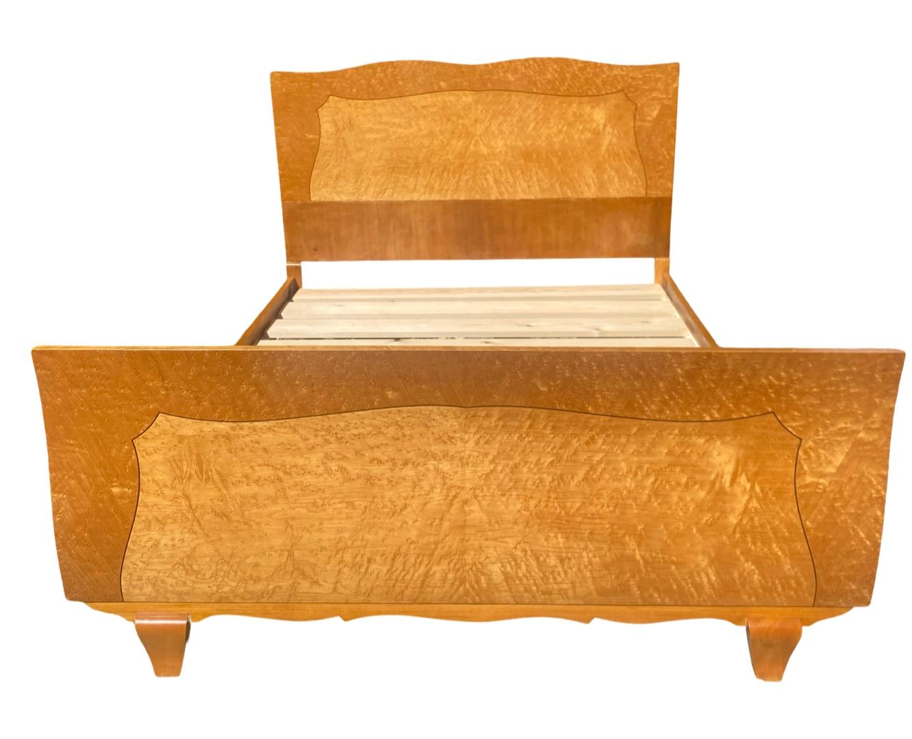 Wunderschönes französisches Art-Déco-Vogelaugen-Ahorn-Doppelbett, komplett mit hochwertigem, maßgefertigtem Lattenrost (Matratze nicht enthalten). Sowohl das Kopf- als auch das Fußteil sind in einem herrlichen Blondton gehalten, wobei die mittleren