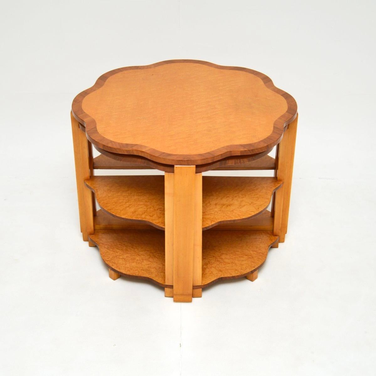 Magnifique table basse gigogne Art Déco en érable moucheté. Il a été fabriqué en Angleterre, il date des années 1930.

La qualité est superbe, cette pièce est magnifiquement fabriquée en érable piqué, avec des bandes transversales en noyer sur le
