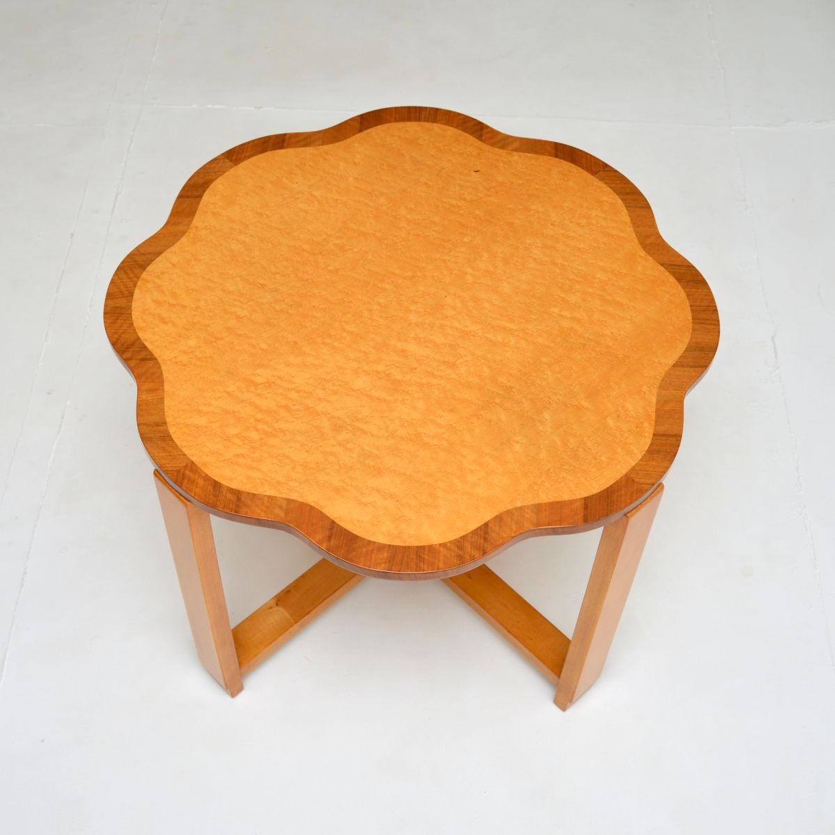 Milieu du XXe siècle Table basse gigogne art déco en érable moucheté en vente