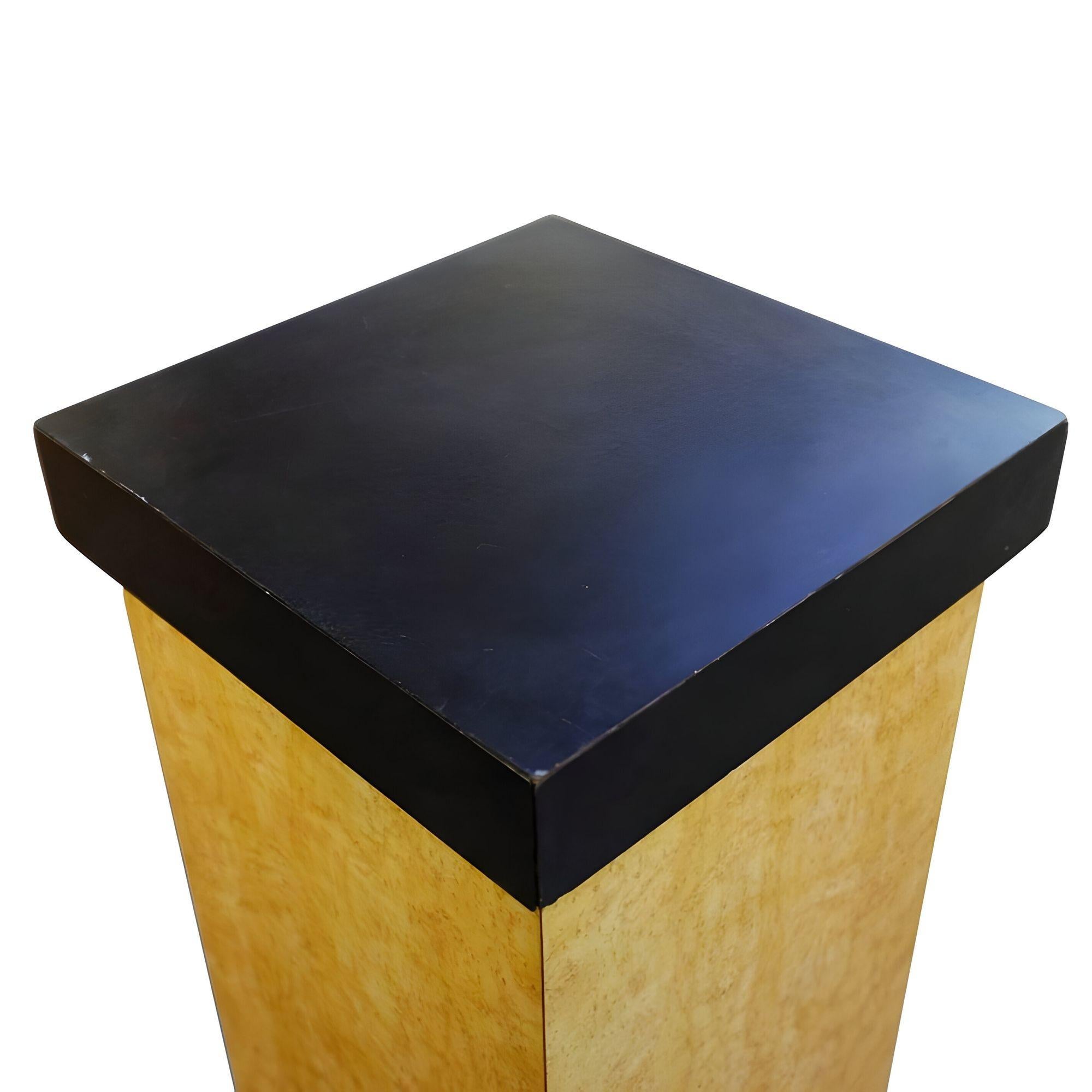 Piedistallo modernista Art Deco a forma di occhio di uccello in acero con piano in formica nera.