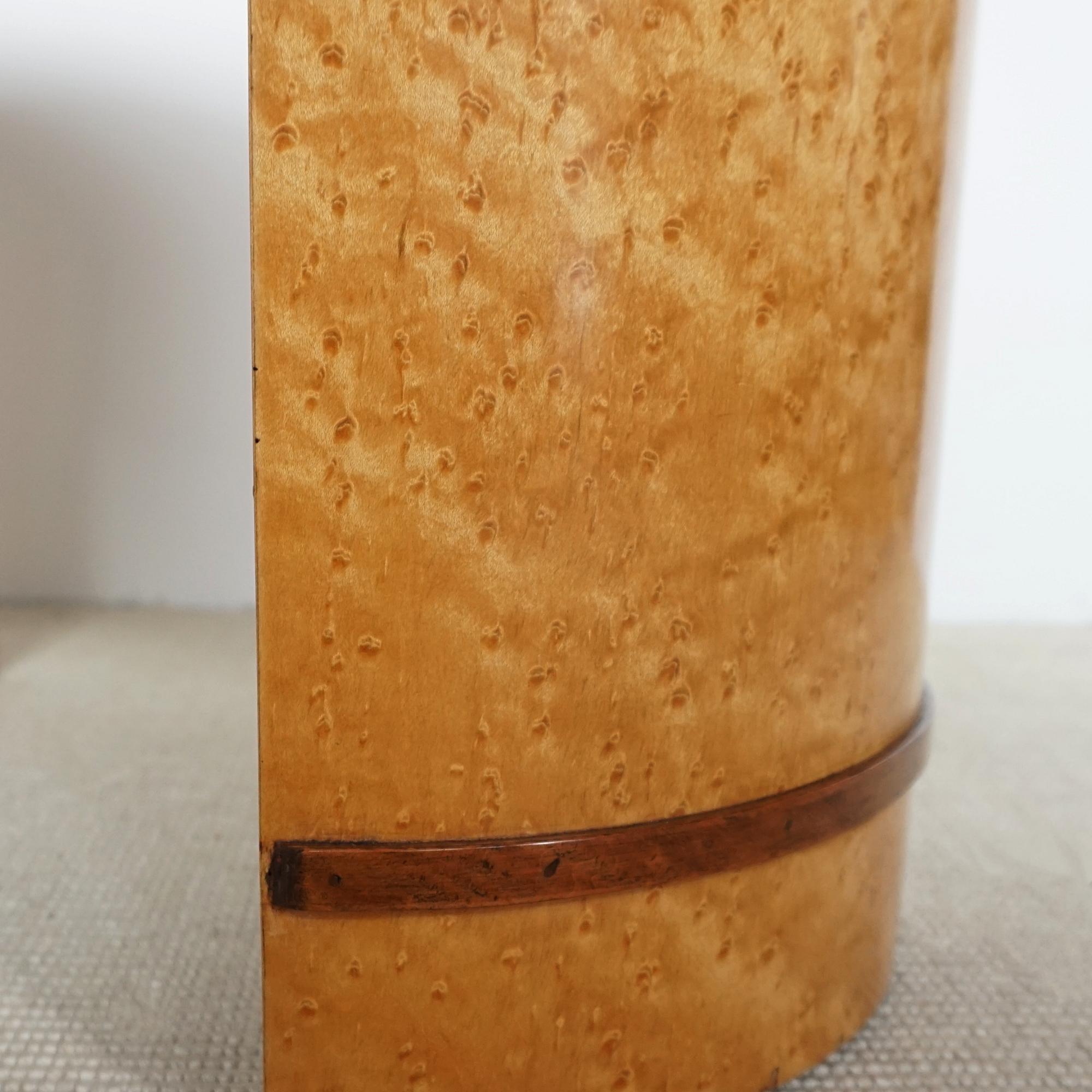 Anglais Tabouret Art Déco en placage d'érable Birdseye avec revêtement en cuir Brown