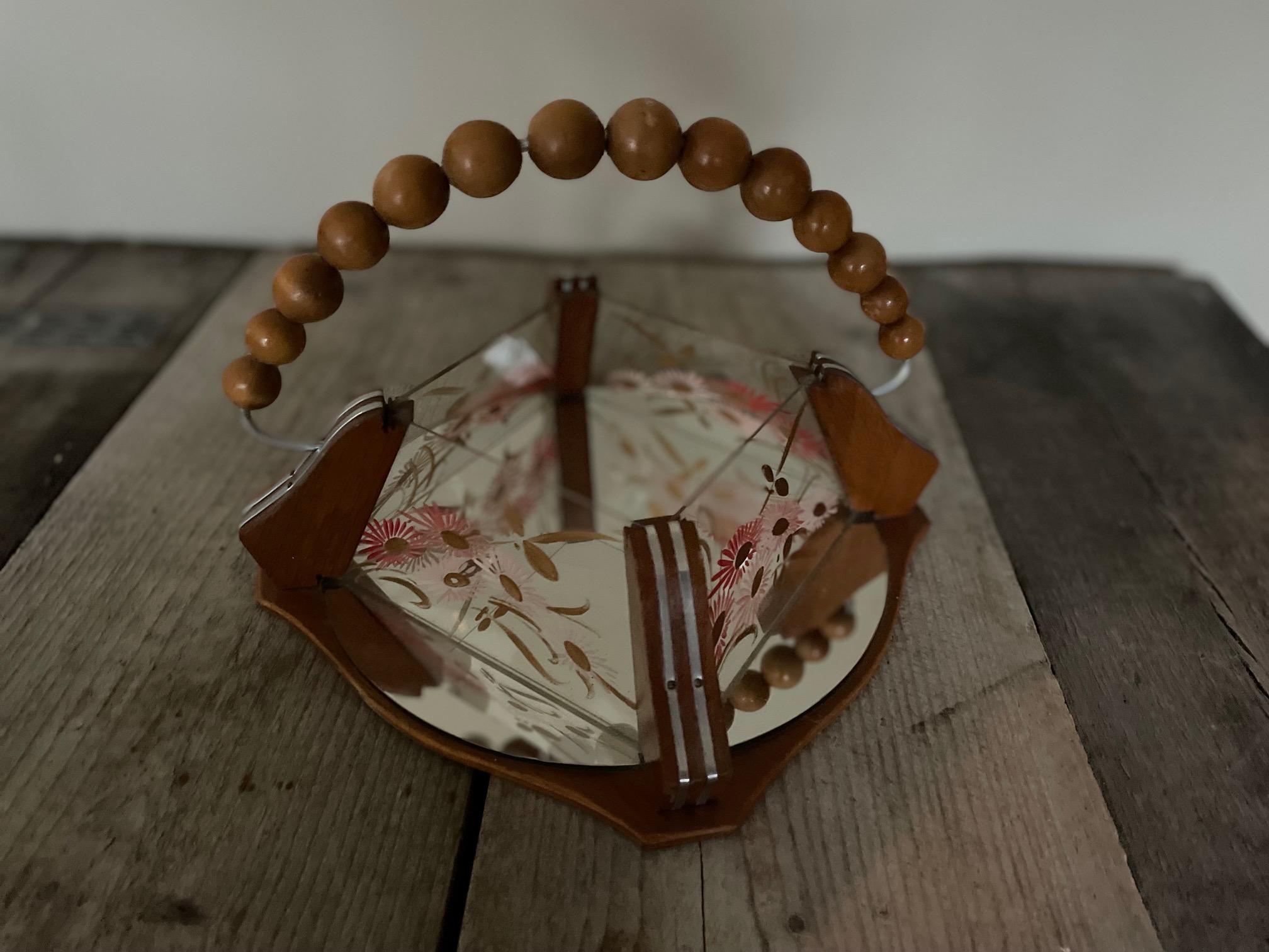 Boîte à biscuits Art déco avec verres peints à la main et miroir sur le fond.
Le manche est très original avec ses boules en bois.