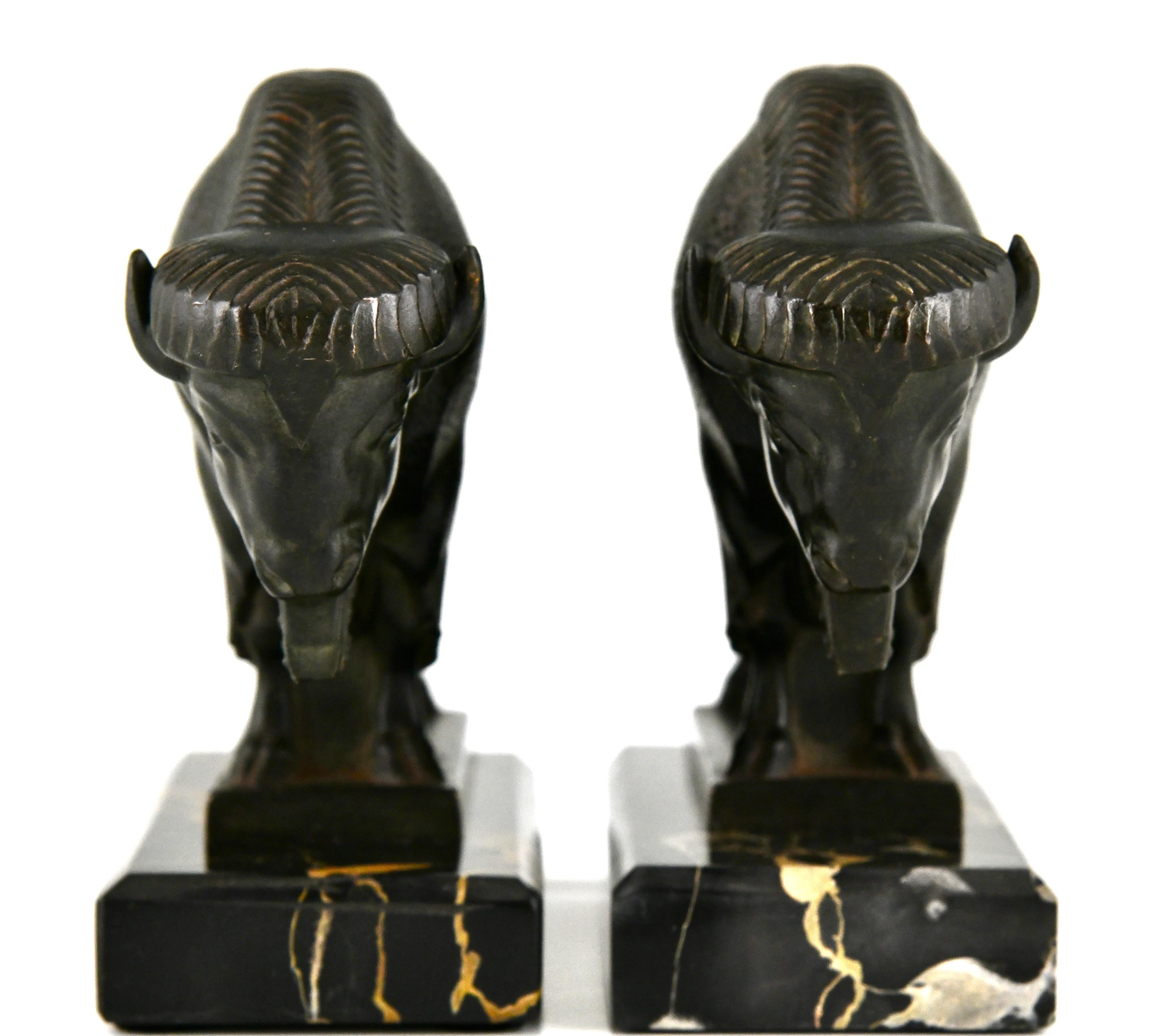 Art Deco bison bookends by Max Le Verrier original 1930 on Portor marble base.  In Good Condition For Sale In Antwerp, BE