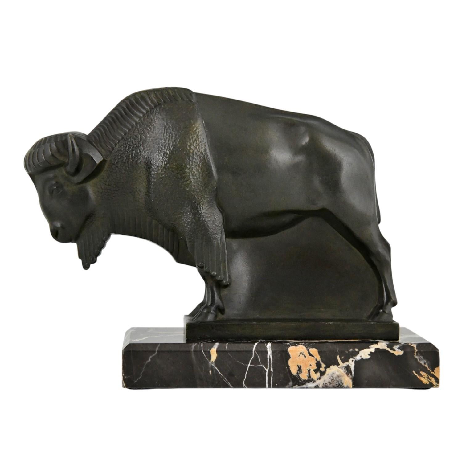 Metà XX secolo Reggilibri bisonte Art Deco di Max Le Verrier originale 1930 su base di marmo Portor. in vendita
