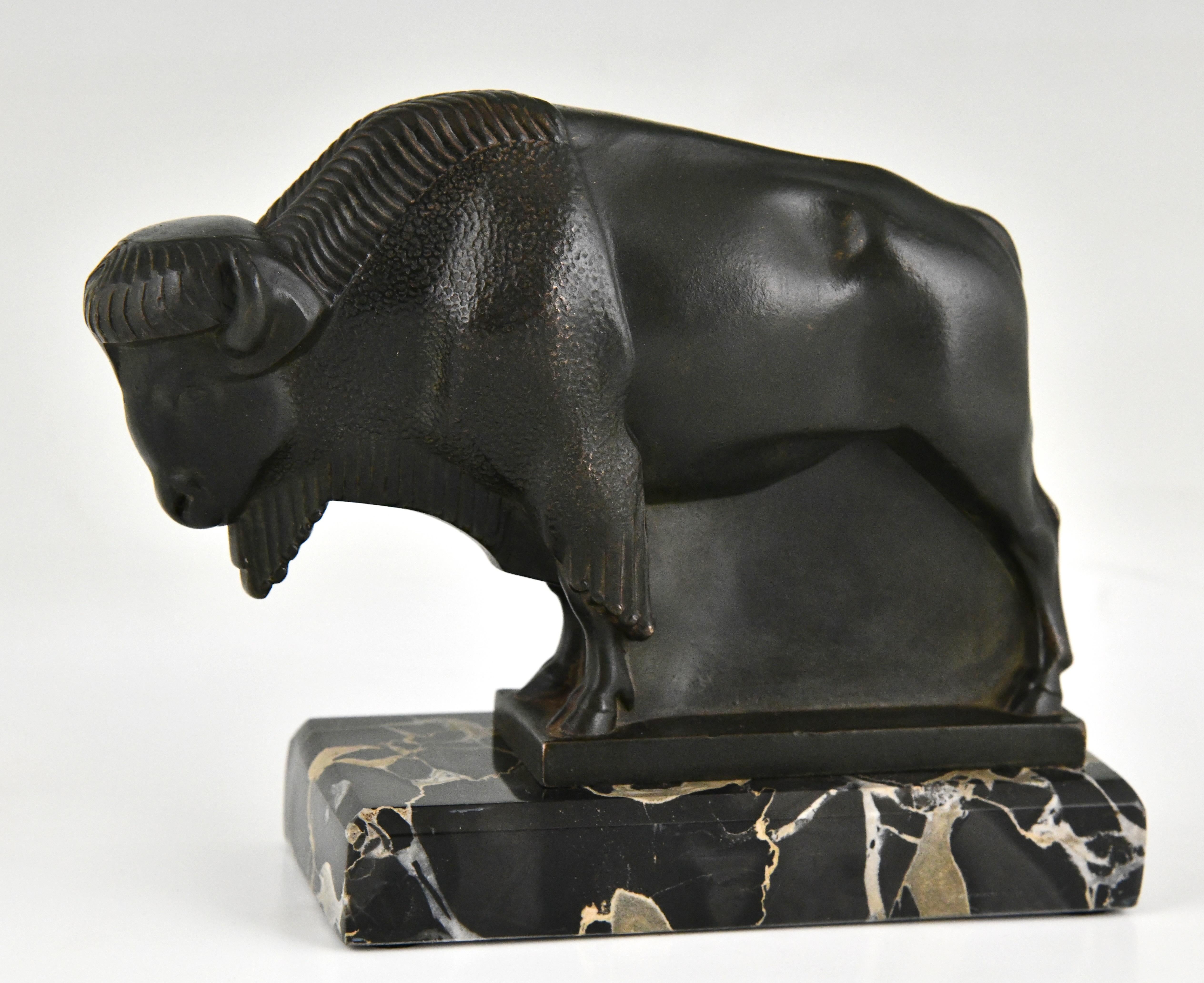Métal Serre-livres Art Déco en bison de Max Le Verrier original de 1930 sur base en marbre de Portor.  en vente