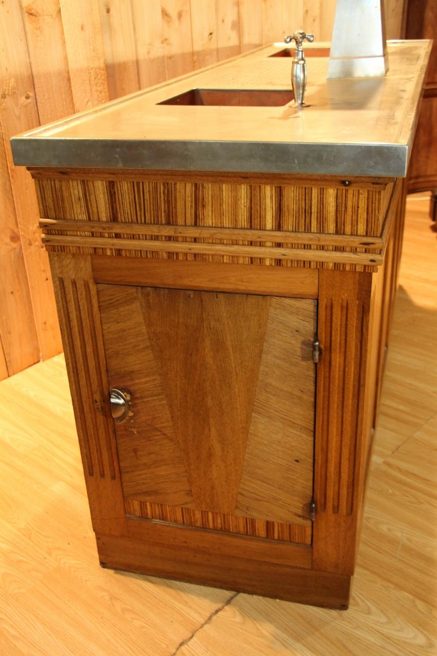 Gran barra bistro Art Decó de época en roble claro y chapa de madera exótica, tapa de zinc en buen estado. El interior del bar conserva su nevera en muy buen estado.